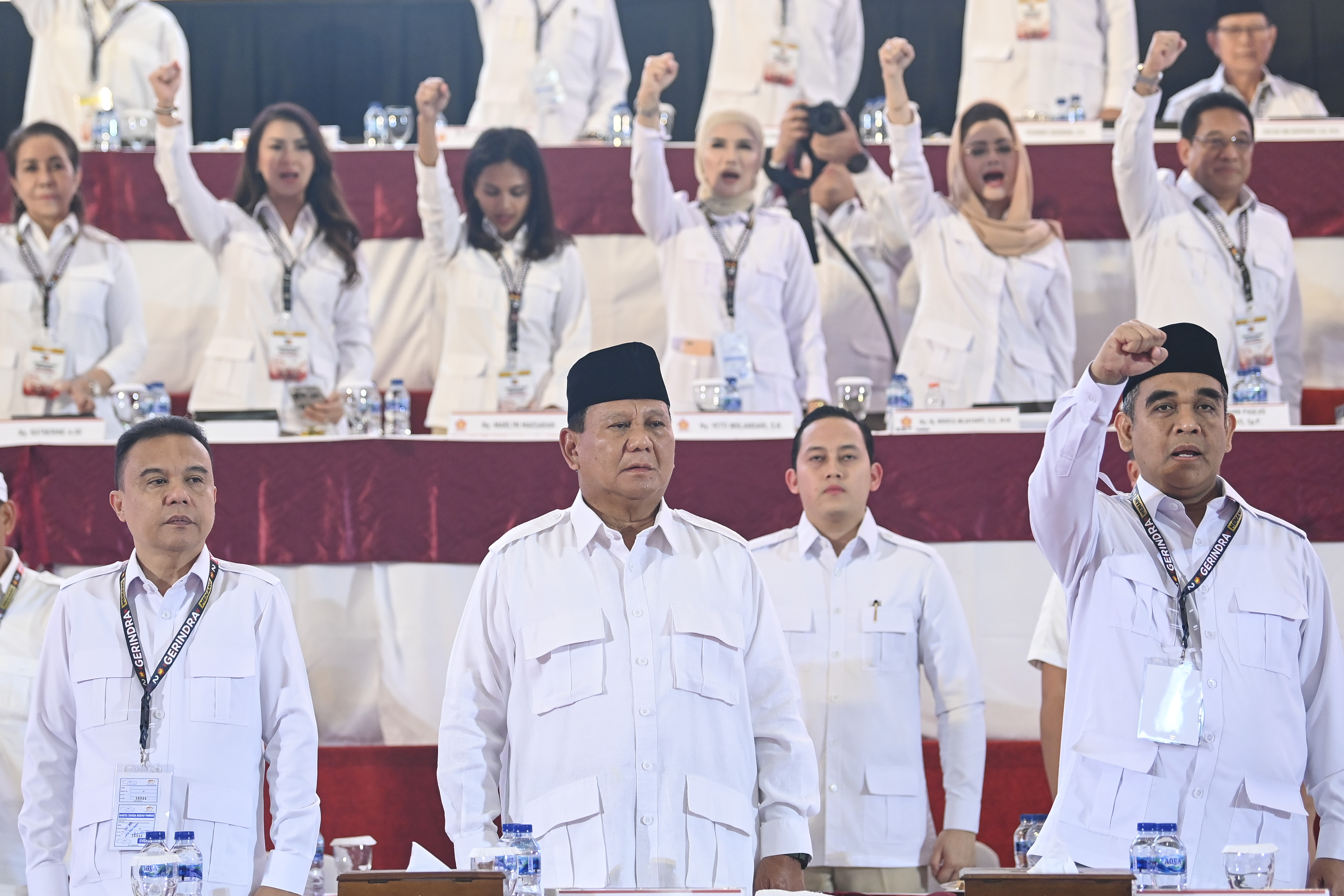 Ketua Umum Partai Gerindra sekaligus Calon Presiden nomor urut 2 Prabowo Subianto (kedua kiri) didampingi Ketua Umum Partai Gerindra sekalig