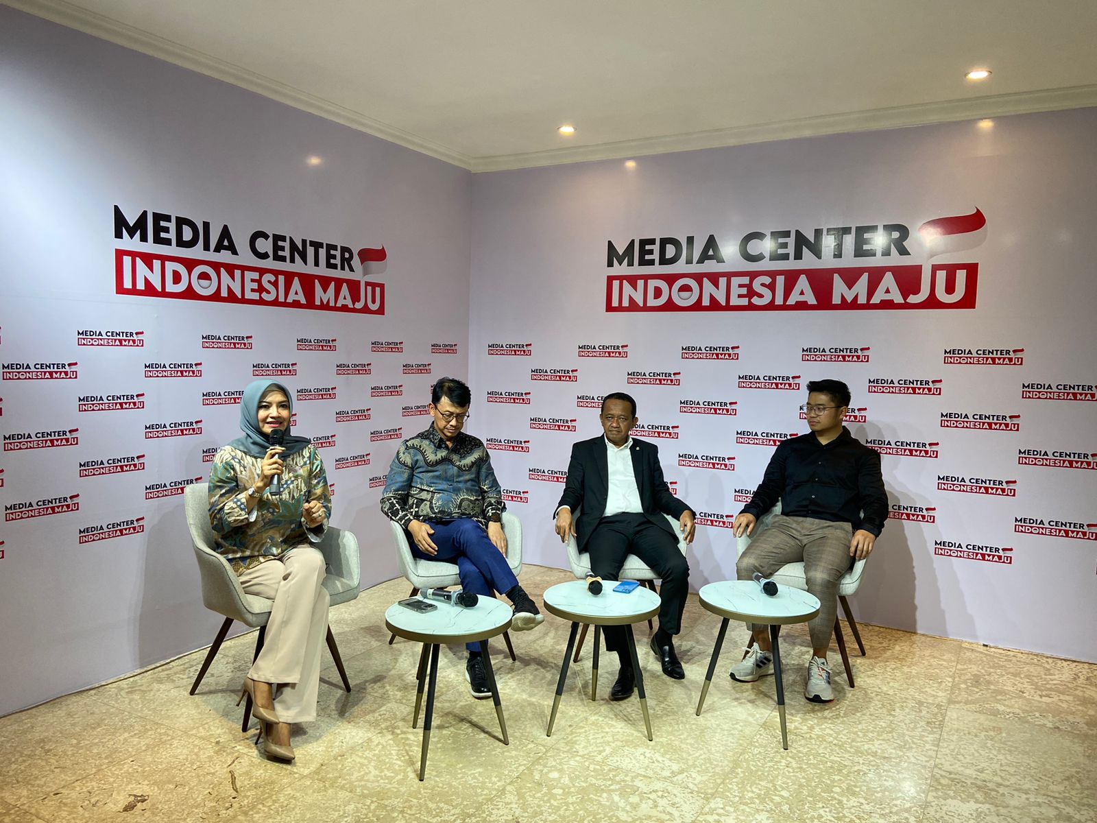 Menteri Investasi dan Kepala BKPM Bahlil Lahada (dua kanan)