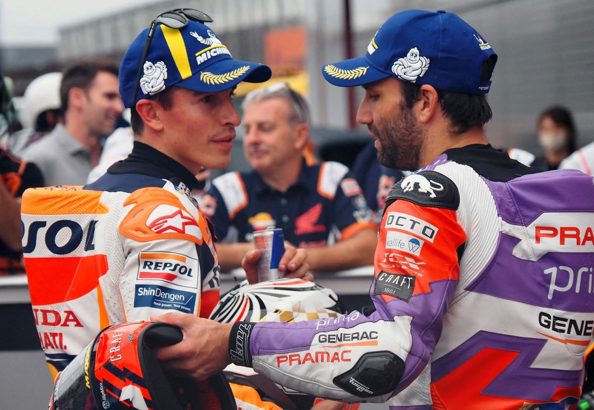 Marc Marquez berbincang dengan Johann Zarco