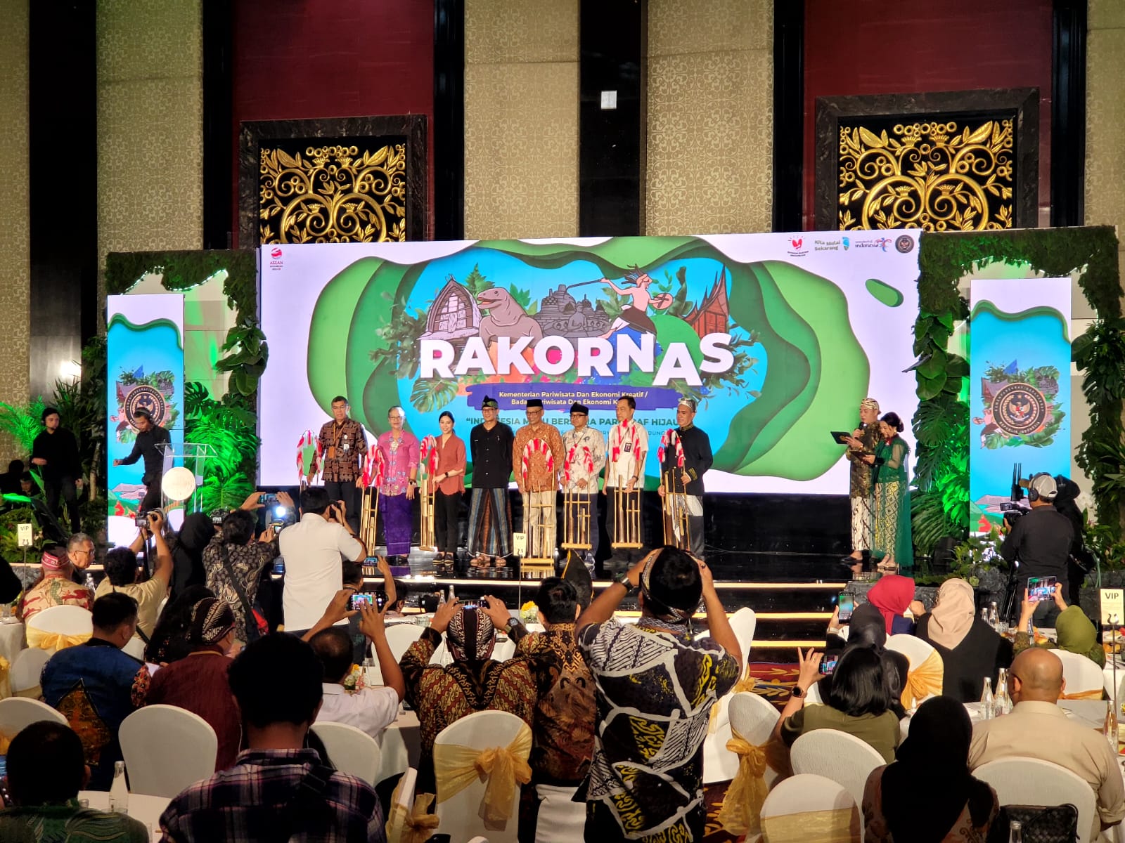 Menteri Pariwisata dan Ekonomi Kreatif membuka Rapar Koordinasi Nasional Kemenparekraf di Bandung