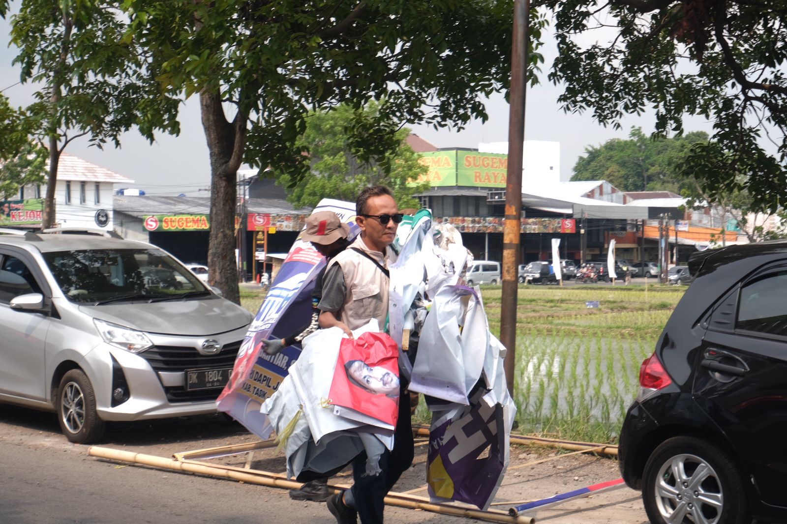 Bawaslu dan Satpol PP Garut menertibkan alat peraga kampanye