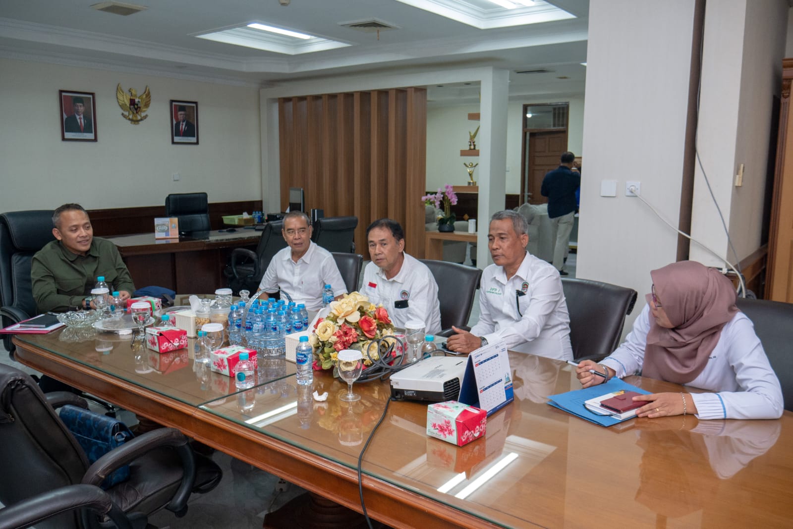 Direktur Utama PalmCo Jatmiko Santosa saat berdiskusi dengan Ketua Aspekpir Kalbar YS Marjitan dan jajarannya.