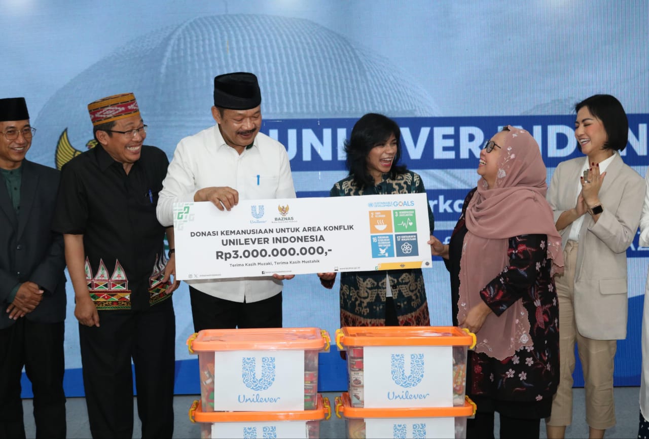 Unilever Indonesia menyerahkan bantuan kemanusiaan sebesar Rp3 miliar kepada Baznas RI.