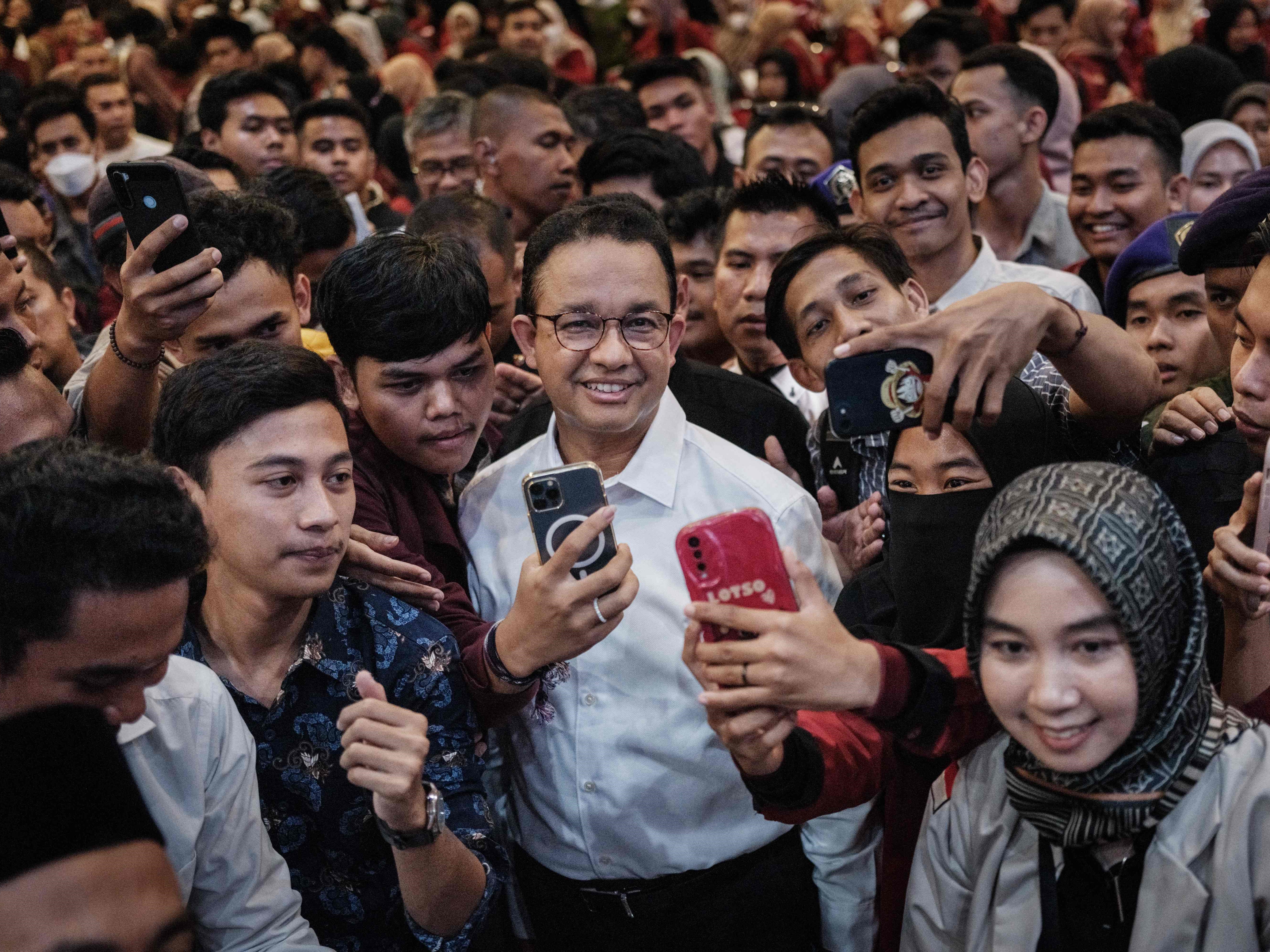 Calon presiden Anies Baswedan (tengah) berfoto bersama mahasiswa setelah dialog publik saat kampanye di Universitas Bina Bangsa, Serang.