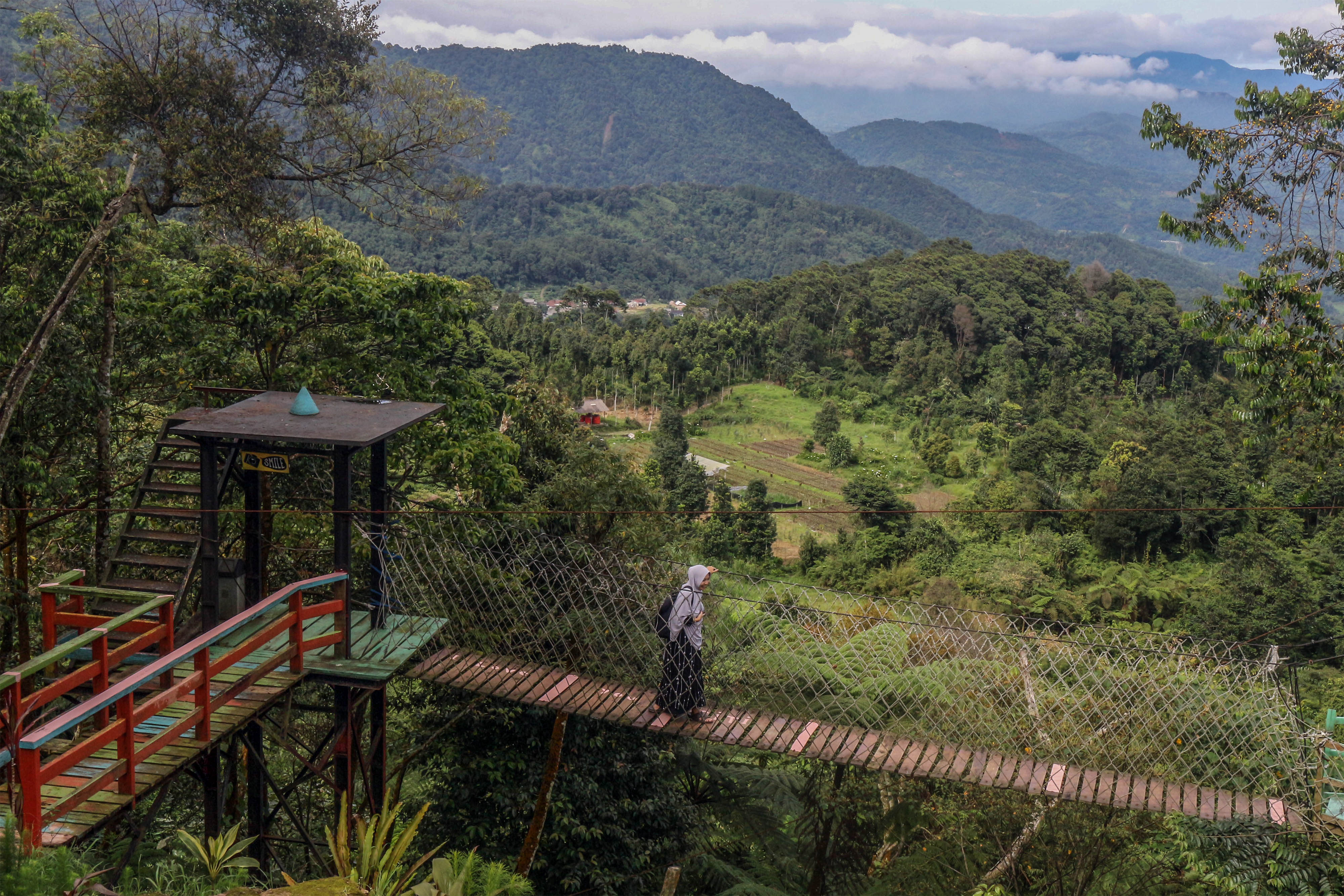 Aktivitas pariwisata di Gunung Salak di wilayah Kabupaten Bogor