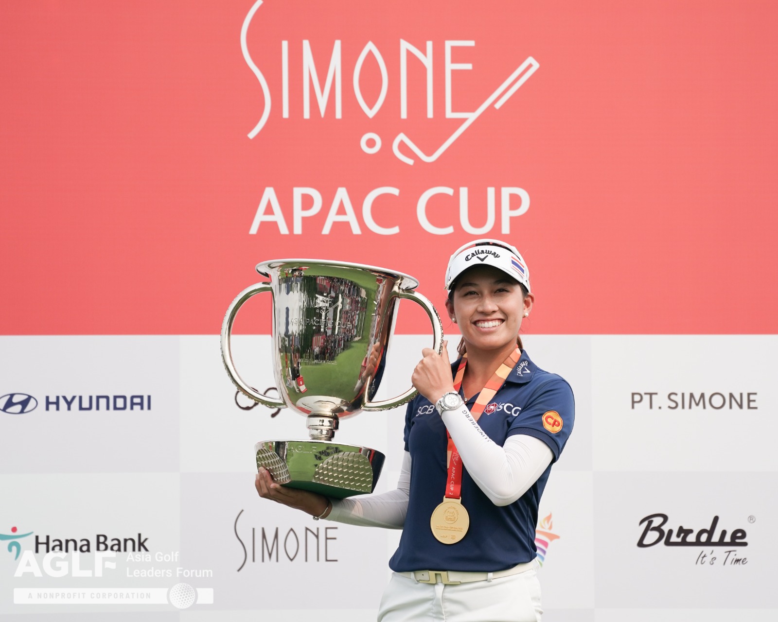 Pegolf Thailand Atthaya Thitikul mengangkat trofi juara Simone Asia Pacific Cup 2023. 