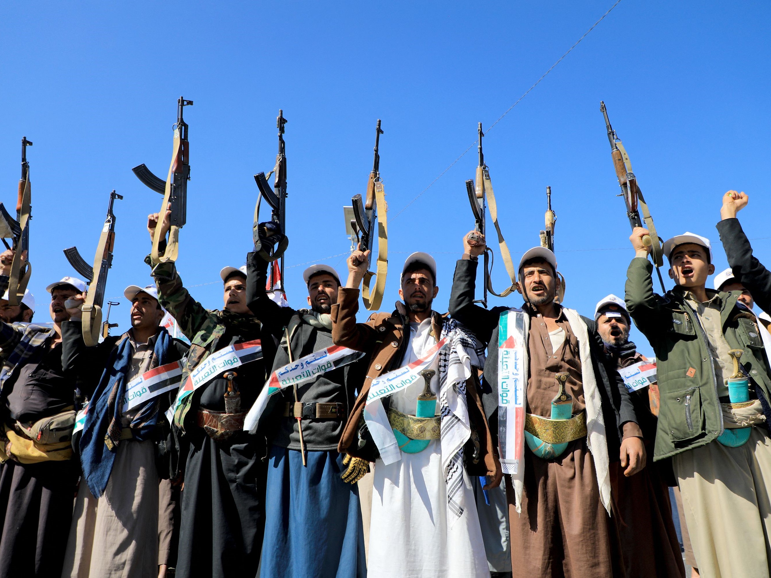 Warga Yaman mengacungkan senjata mereka meneriakkan slogan-slogan selama unjuk rasa solidaritas dengan rakyat Gaza di ibu kota Sanaa.