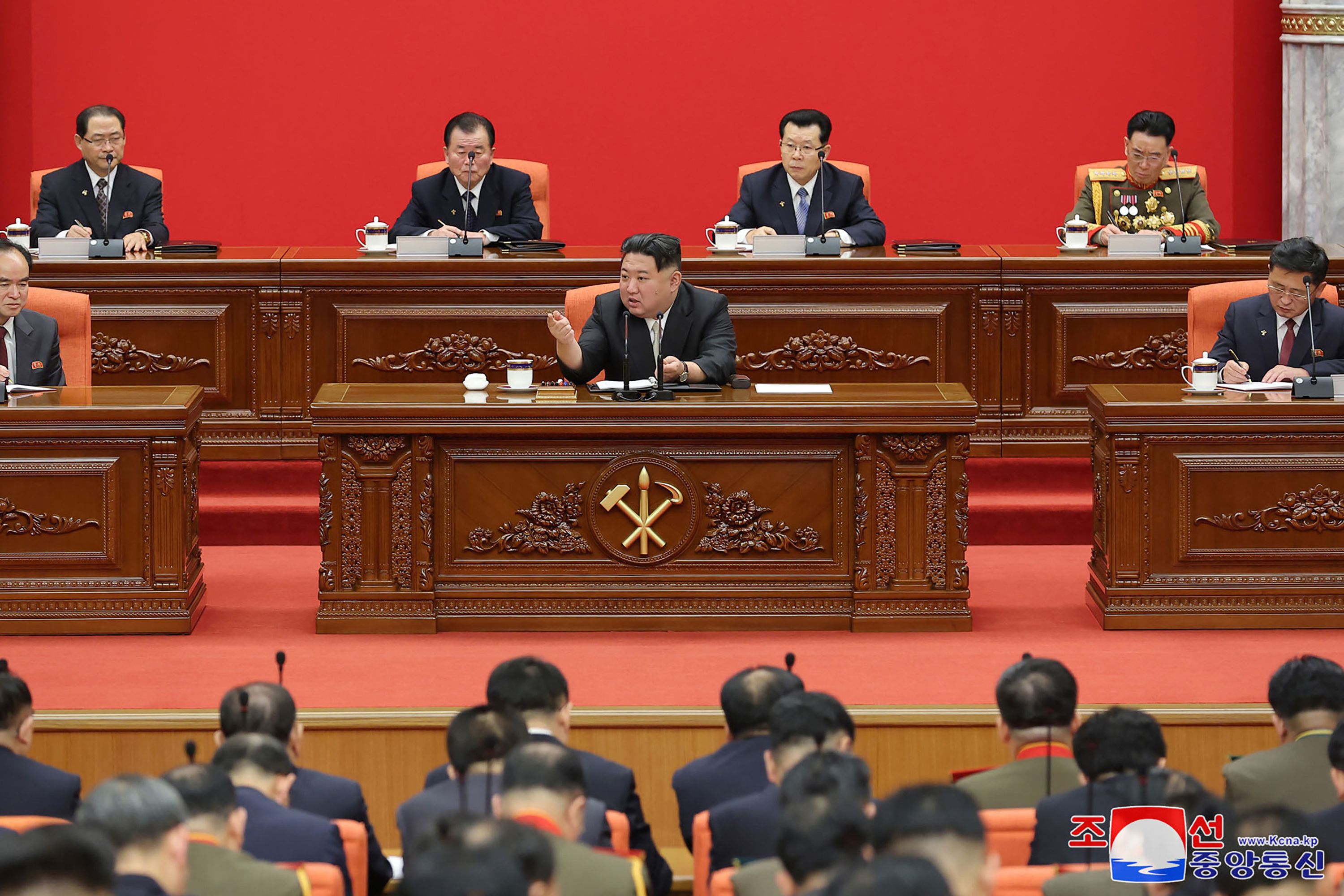 Pemimpin Korea Utara Kim Jong Un menghadiri hari ketiga rapat pleno ke-9 Komite Sentral Partai Pekerja Korea (WPK) ke-8, Kamis (28/12).