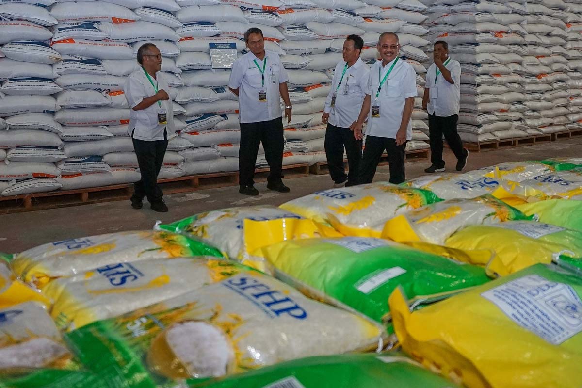 Bulog memastikan stok cadangan beras pemerintah saat ini berada di angka 1,4 juta ton yang dinilai cukup memadai untuk Nataru.