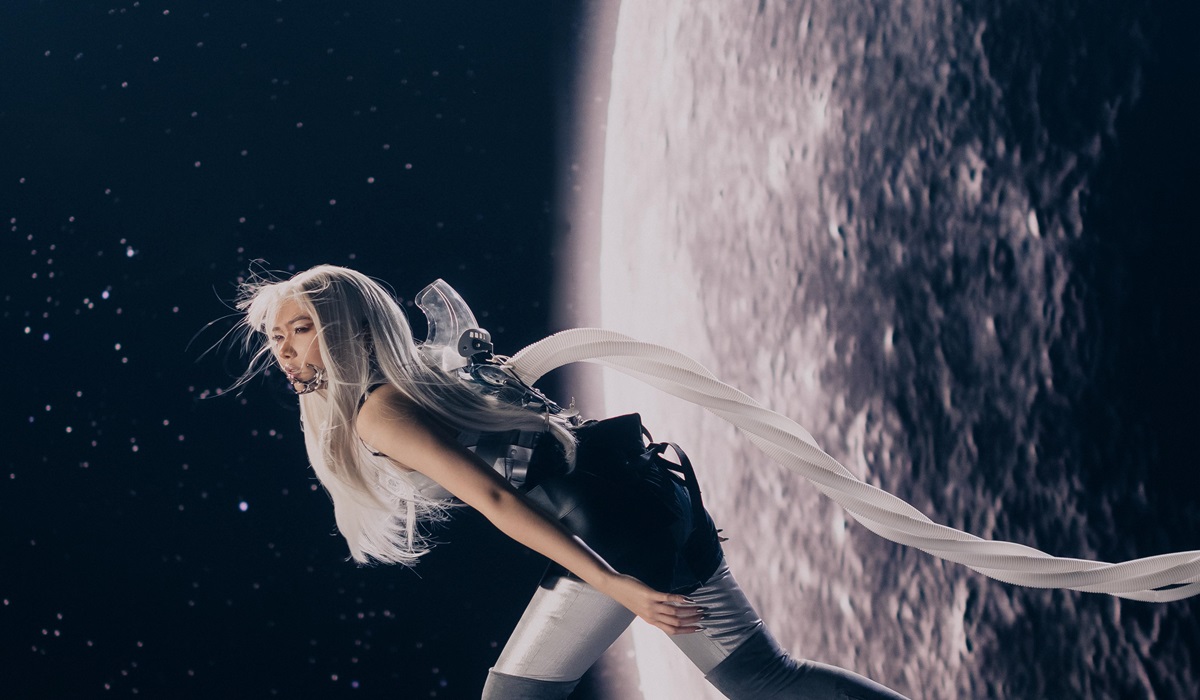 Penampilan Isyana Sarasvati di video musik Under God's Plan