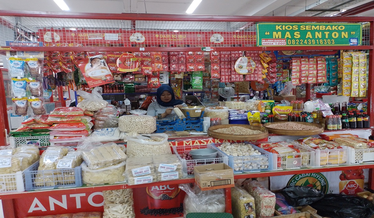 Kios bahan pokok di Pasar Gedhe Klaten