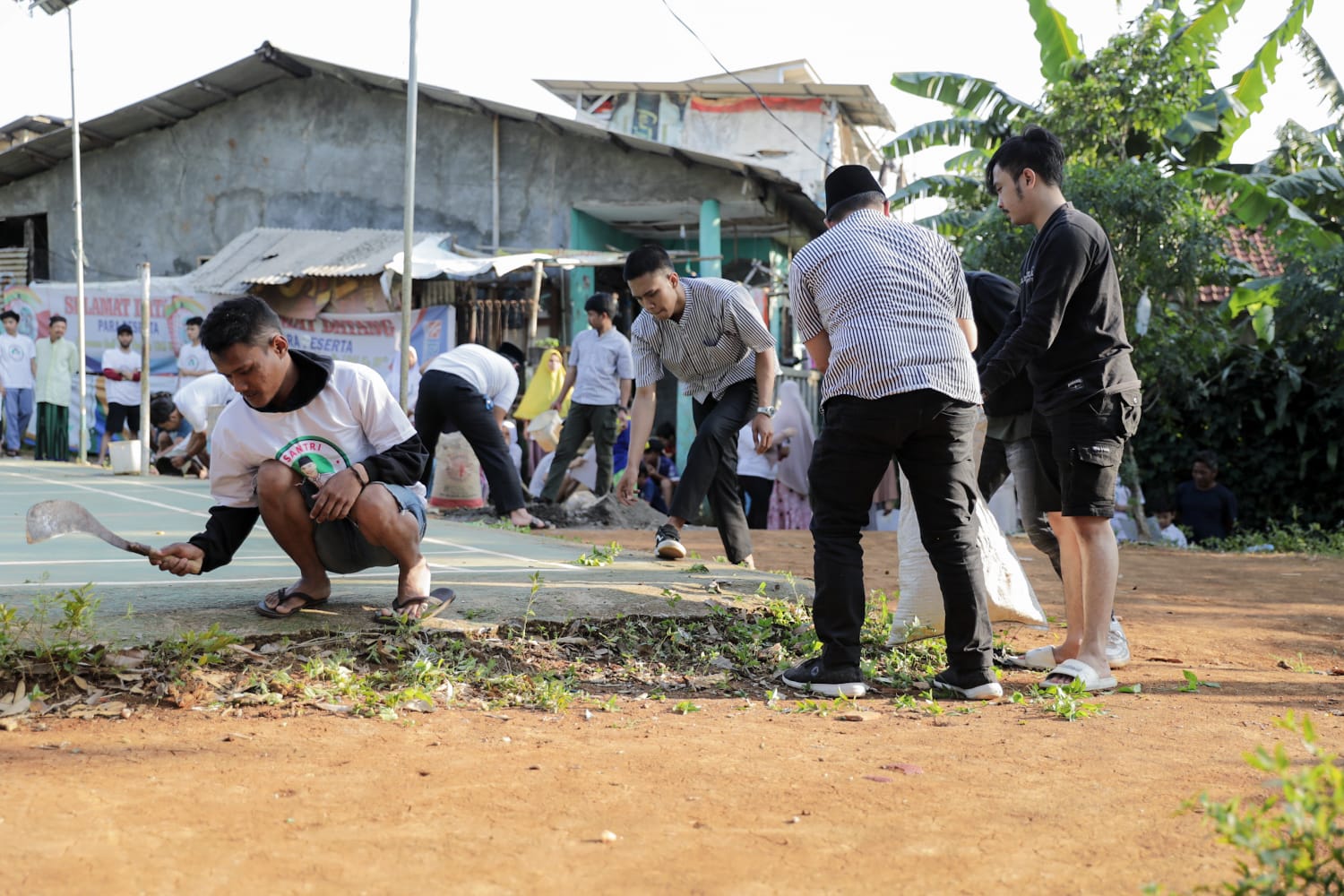 Relawan Santri Pendukung Ganjar Gotong Royong Bersihkan Lingkungan