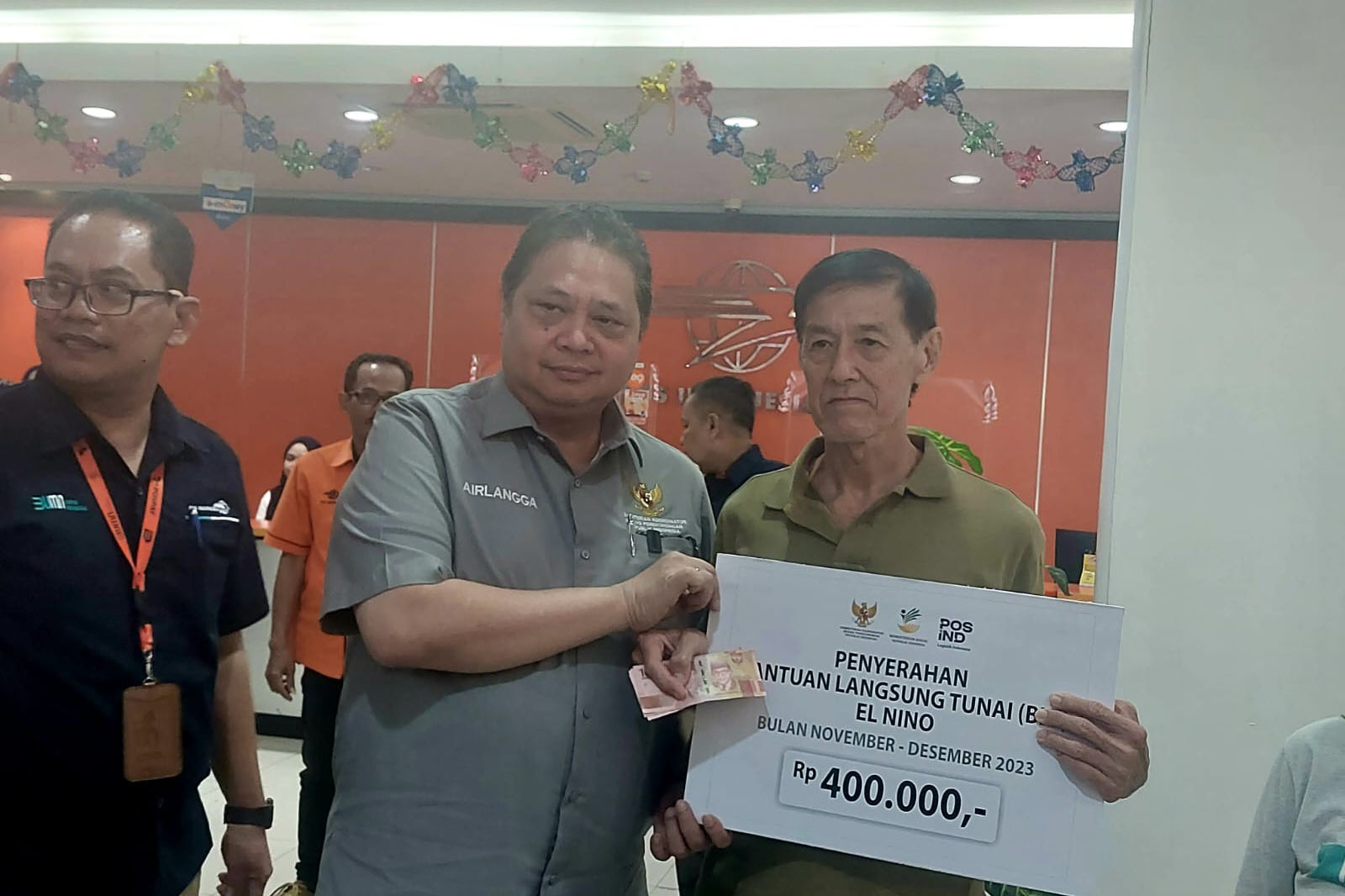 Menteri Koordinator Bidang Perekonomian Airlangga Hartarto (tengah) berfoto dengan seorang penerima BLT El Nino.