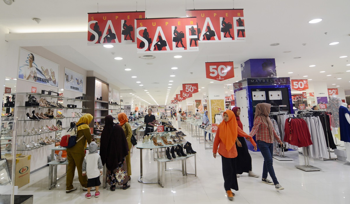 Sejumlah warga memilih barang-barang yang dipajang di salah satu kawasan mal di Palu, Sulawesi Tengah.