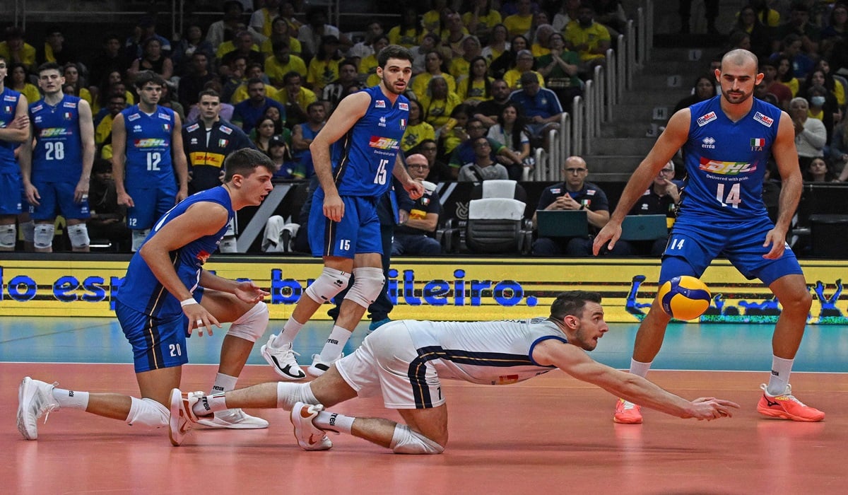 Libero timnas bola voli Italia mengambil bola dalam laga kualifikasi Olimpiade melawan Rep Ceko. 