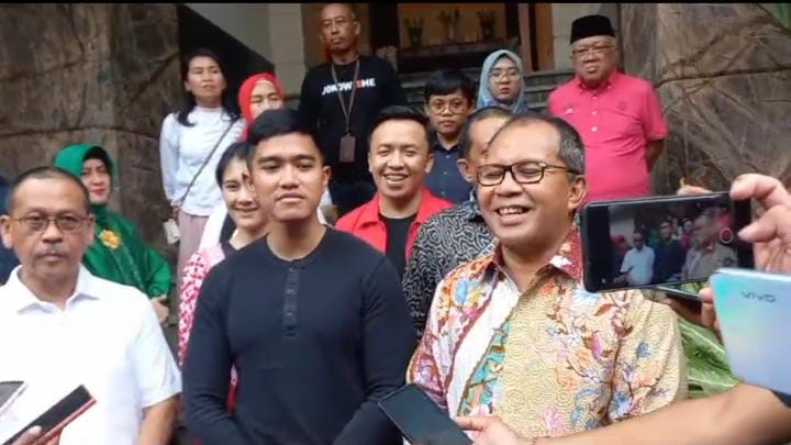Ketua Umum PSI Kaesang Pangarep (kedua dari kanan) dan Wali Kota Makassar Mohammad Ramdhan Pomanto (kanan).