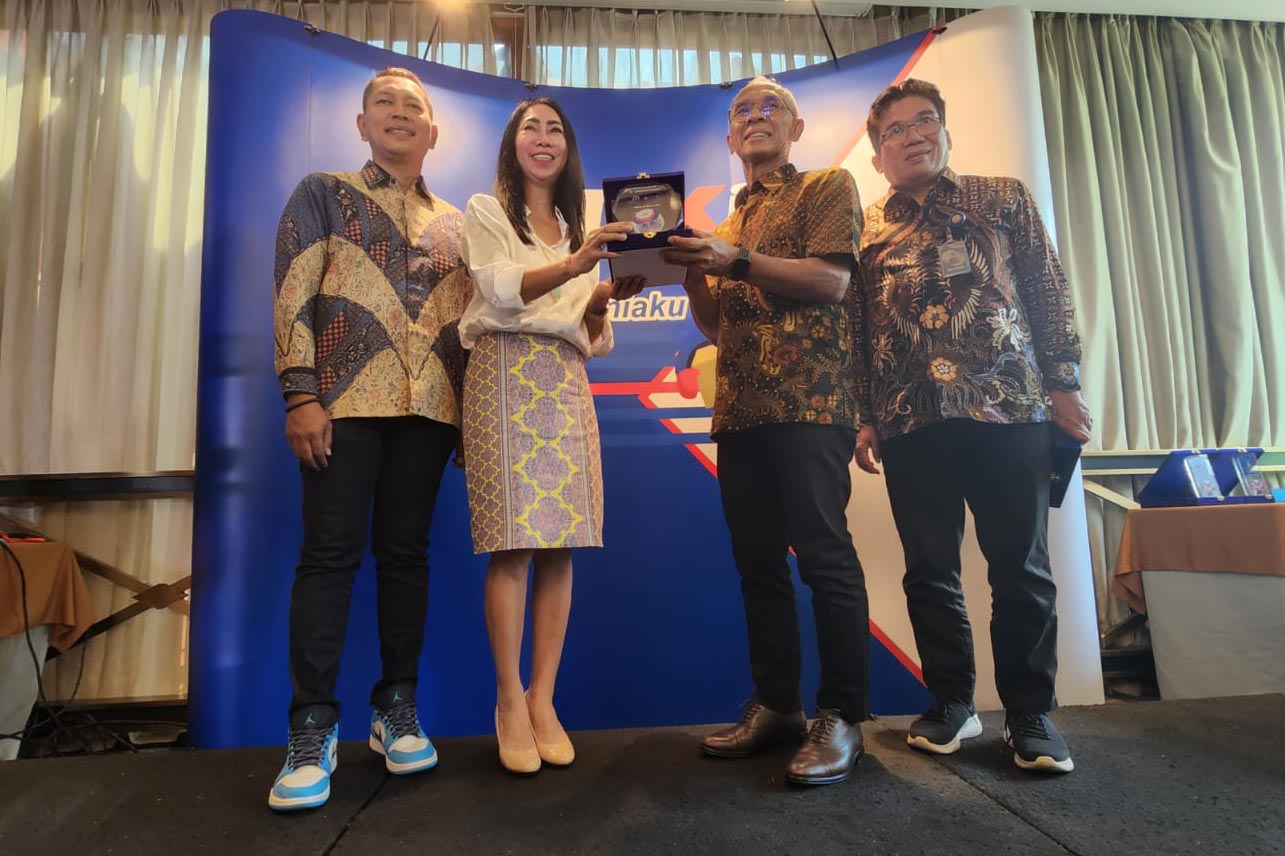 Direktur Utama Tiki Yulina Hastuti (kedua dari kiri) menyerahkan suvenir kepada perwakilan universitas yang bekerja sama dengan Tiki.