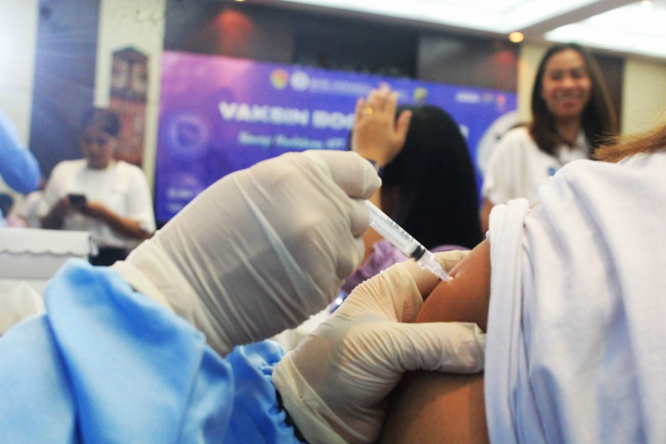 Seorang warga mendapat suntikan vaksinasi covid-19