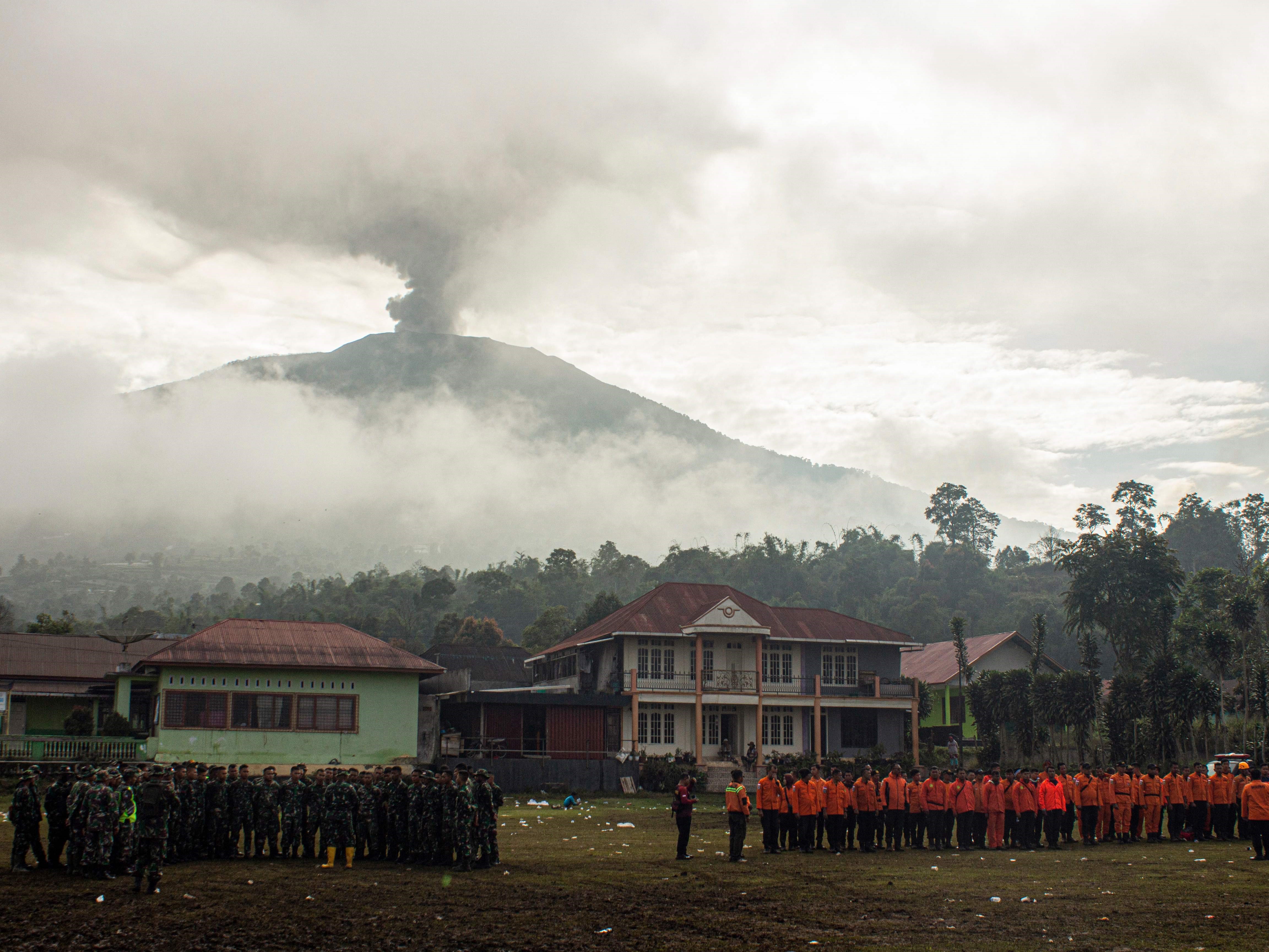 Anggota tim SAR Indonesia berkumpul untuk melakukan apel saat mereka mengakhiri operasi pencarian di Gunung Marapi.