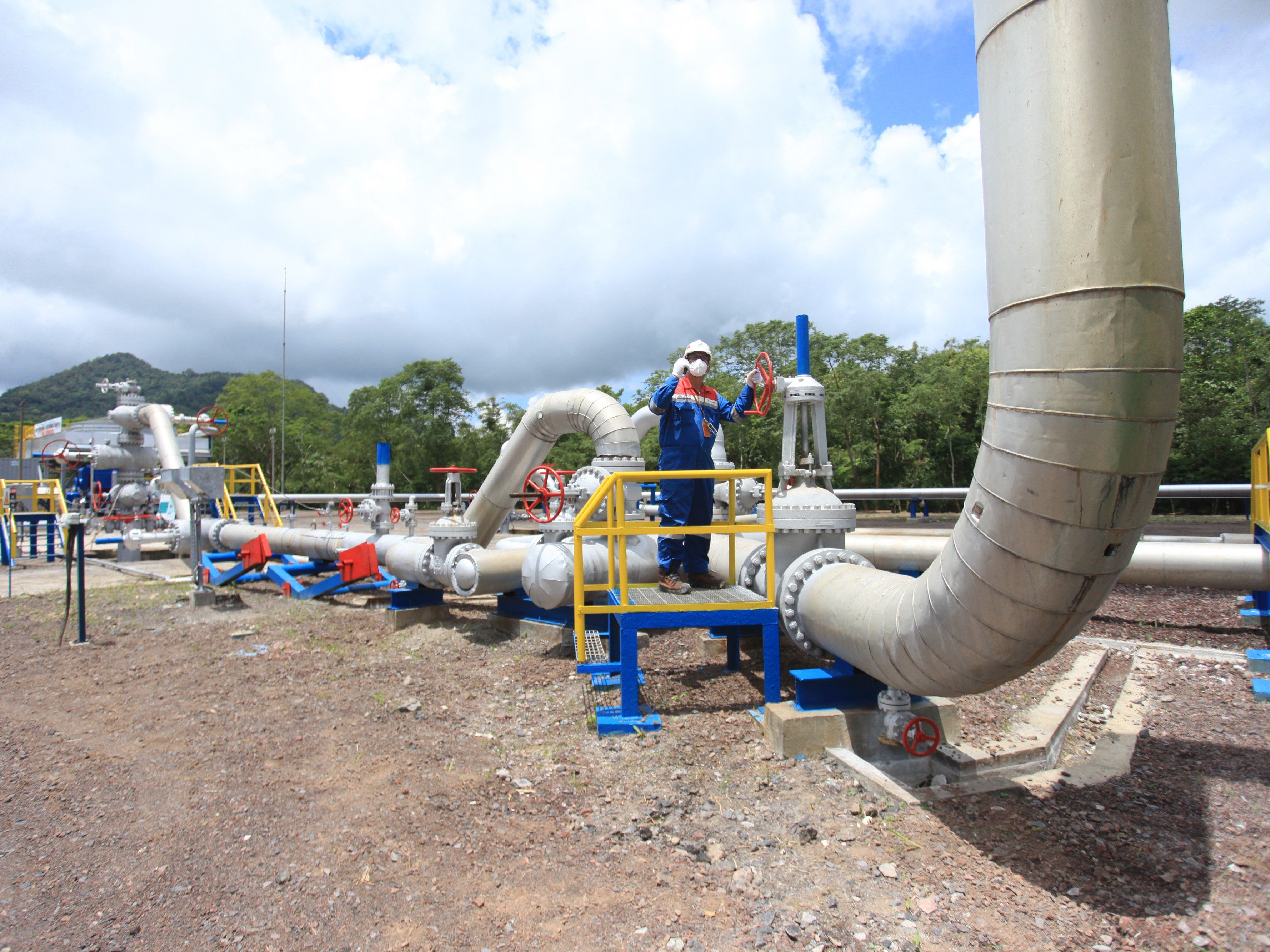 Teknisi memeriksa saluran uap air panas dari separator di pembangkit listrik tenaga panas bumi Binary Organic Rankine Cycle milik PGEO.r