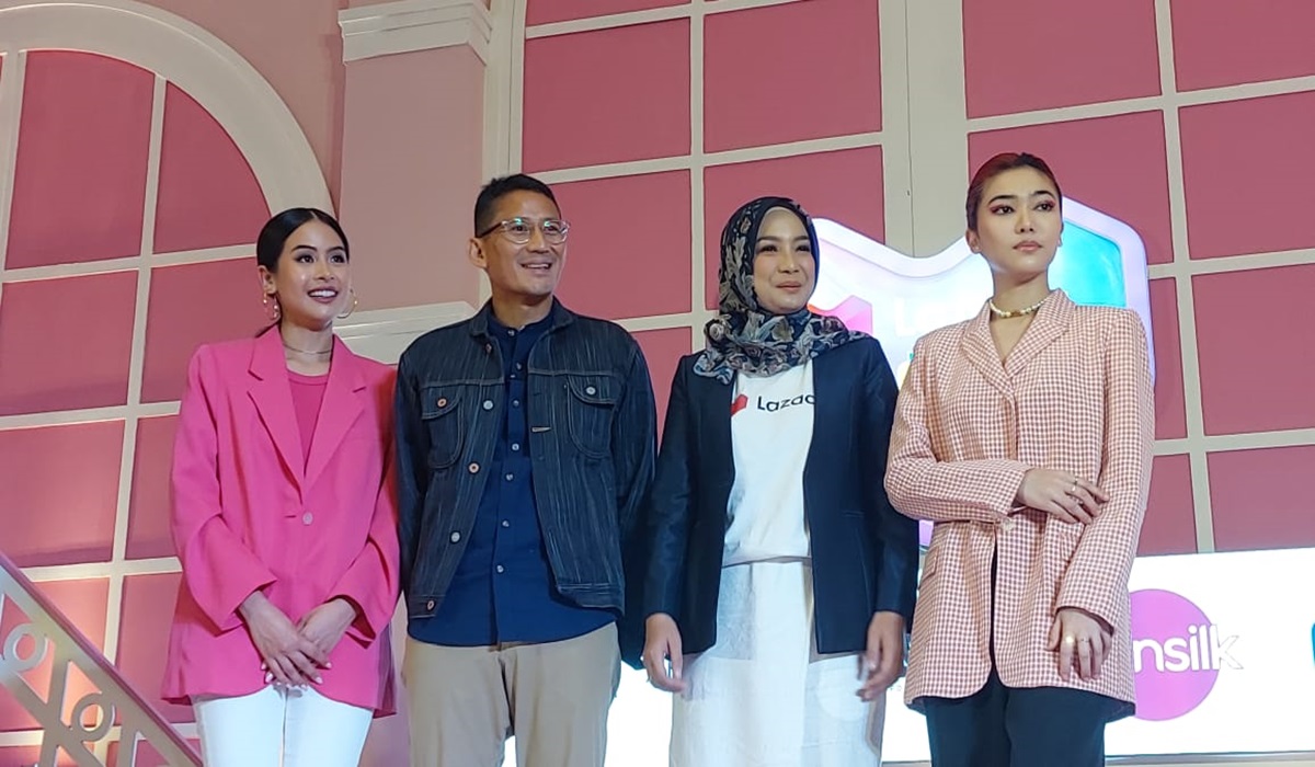 Maudy Ayunda, Sandiaga Uno, CMO Lazada Indonesia Intan Ayu Kartika, dan Isyana Sarasvati di Laz Hotel, Senayan, Kamis (30/11).