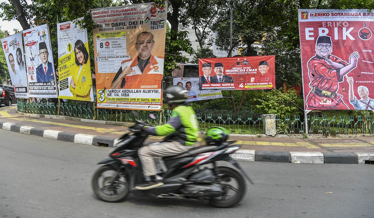 Baliho sejumlah caleg memadati jalanan