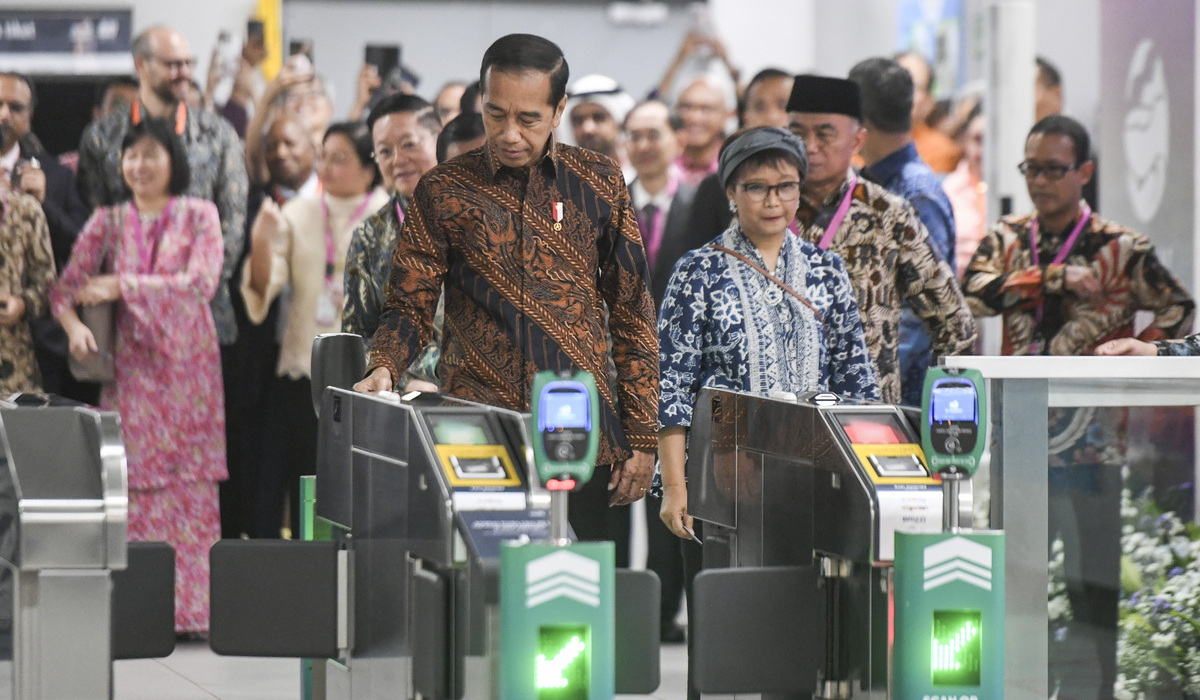 Presiden Jokowi di stasiun MRT Bundaran HI, Jakarta.