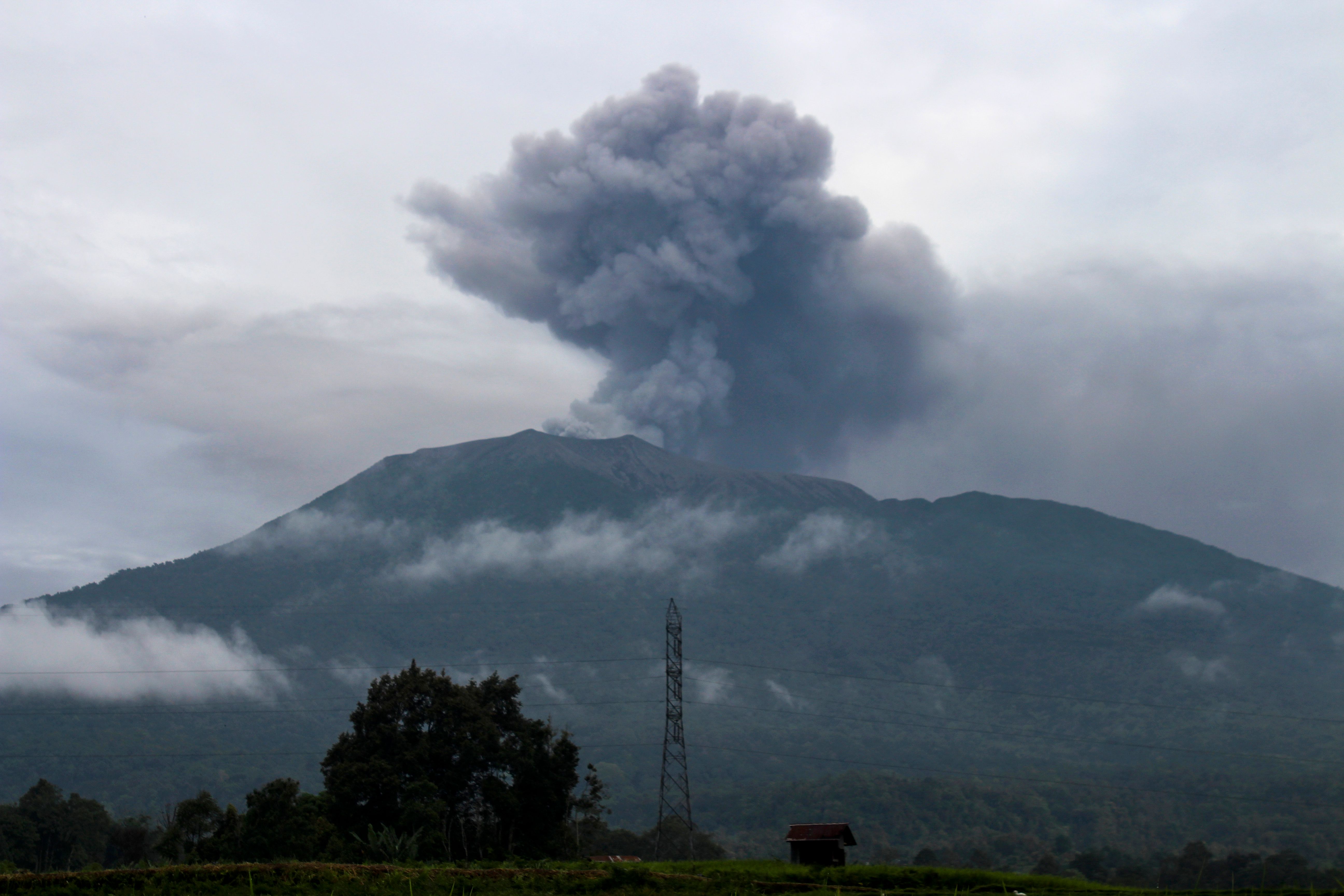 Gunung Marapi erupsi.