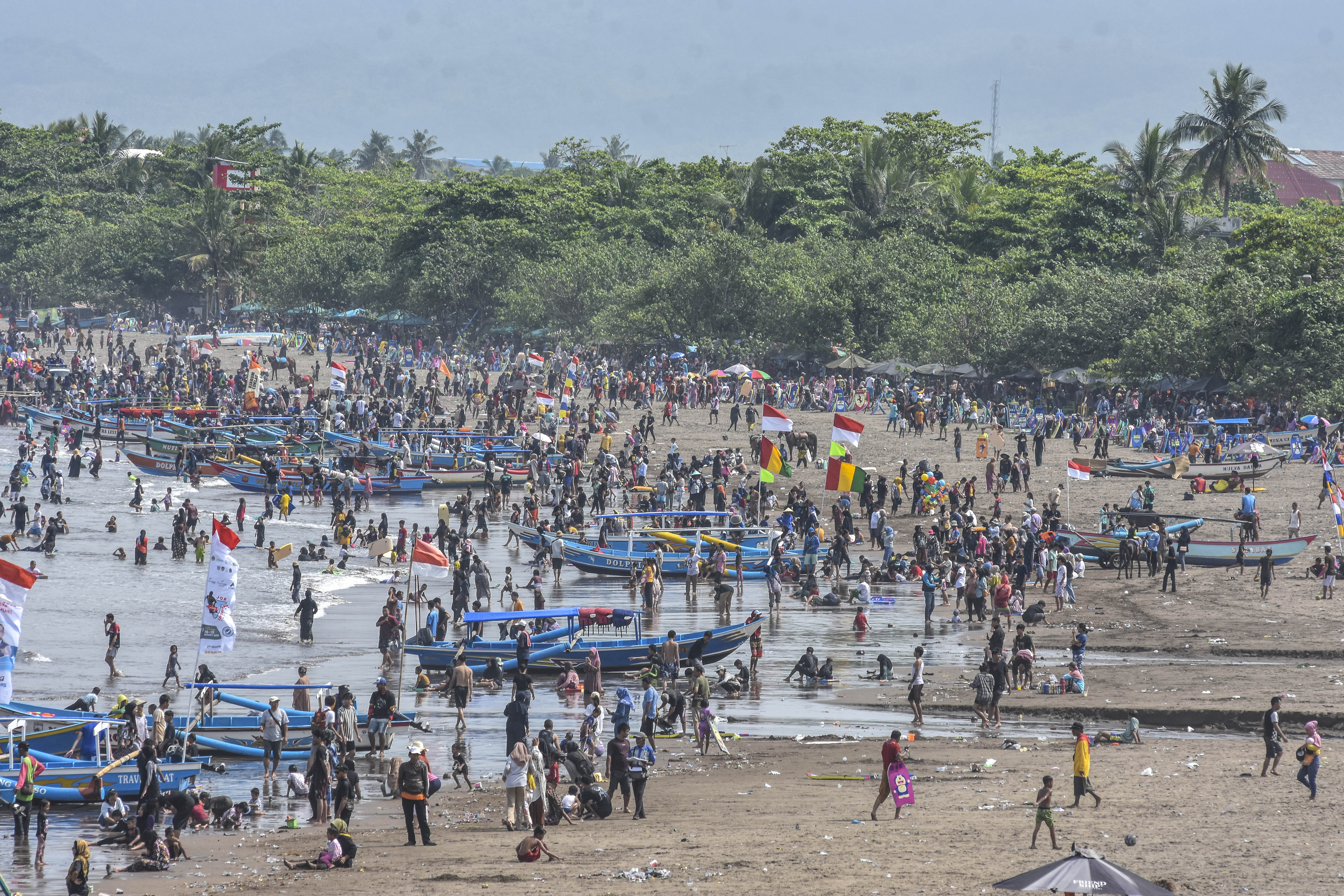 Ribuan wisatawan memadati Pantai Pangandaran