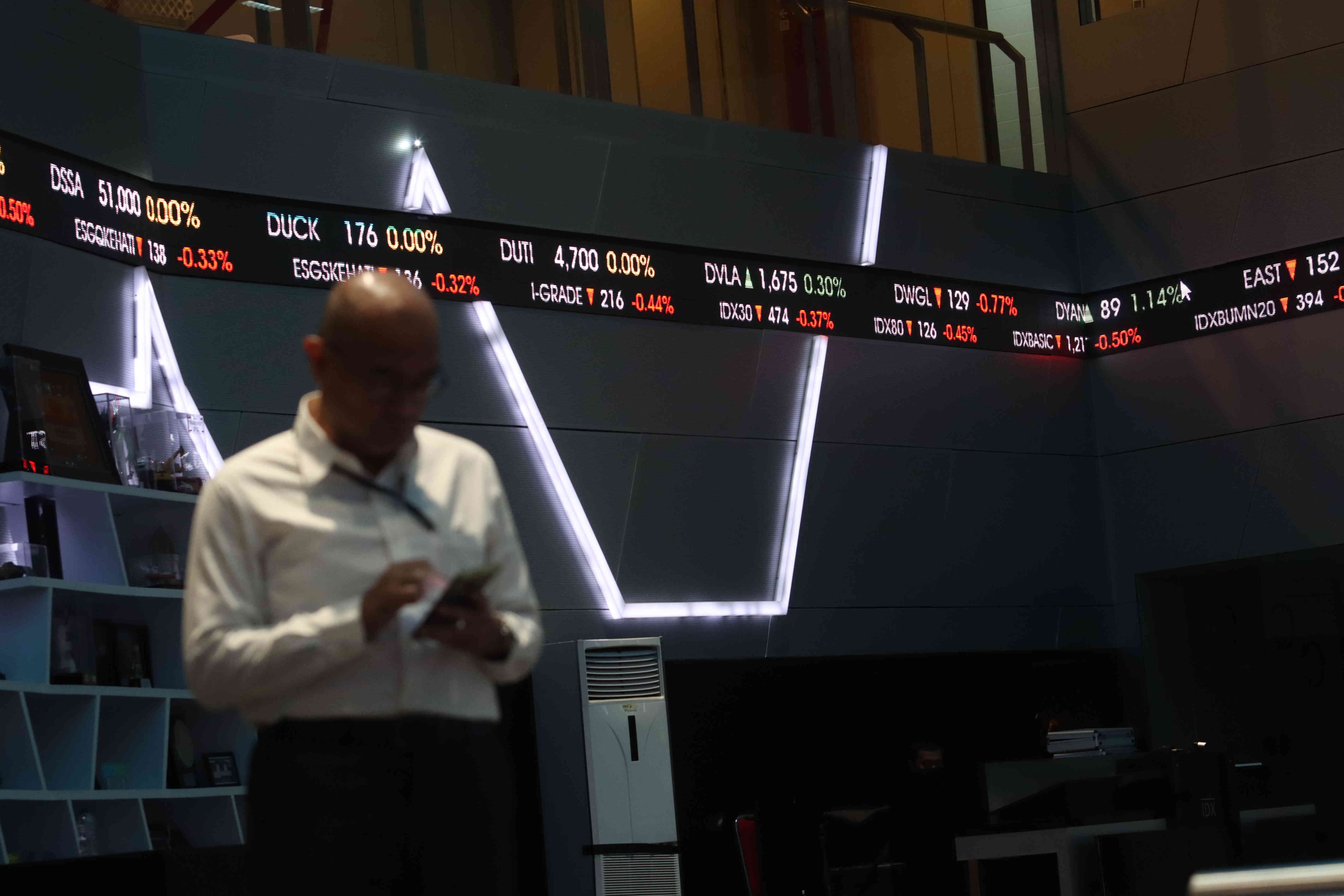 Layar informasi pergerakan Indeks Harga Saham Gabungan (IHSG) di Bursa Efek Indonesia, Jakarta, Kamis (12/10).