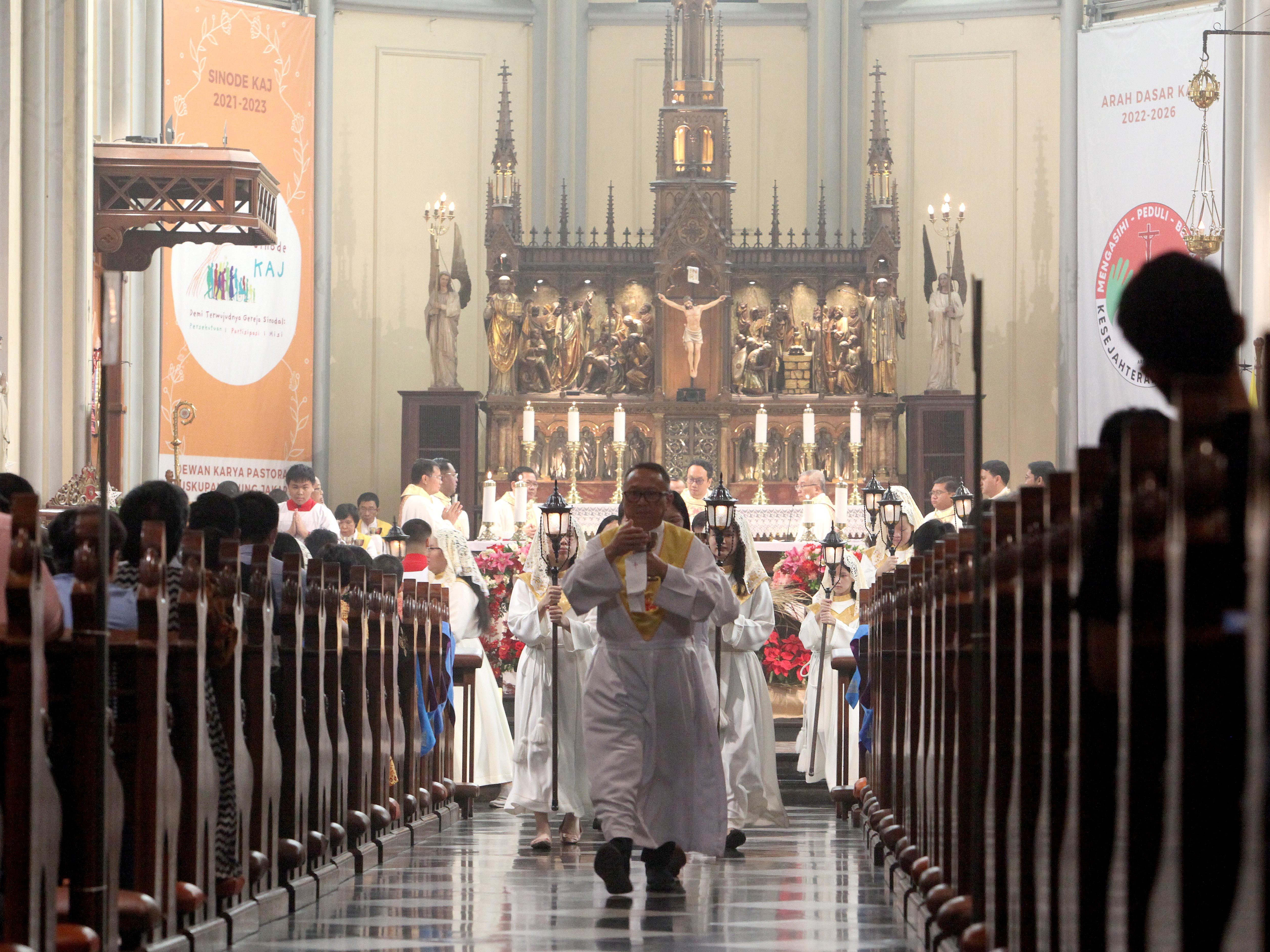 Uskup Ignatius Kardinal Suharyo memimpin misa Natal di Gereja Katedral, Jakarta, Senin (25/12/2023).