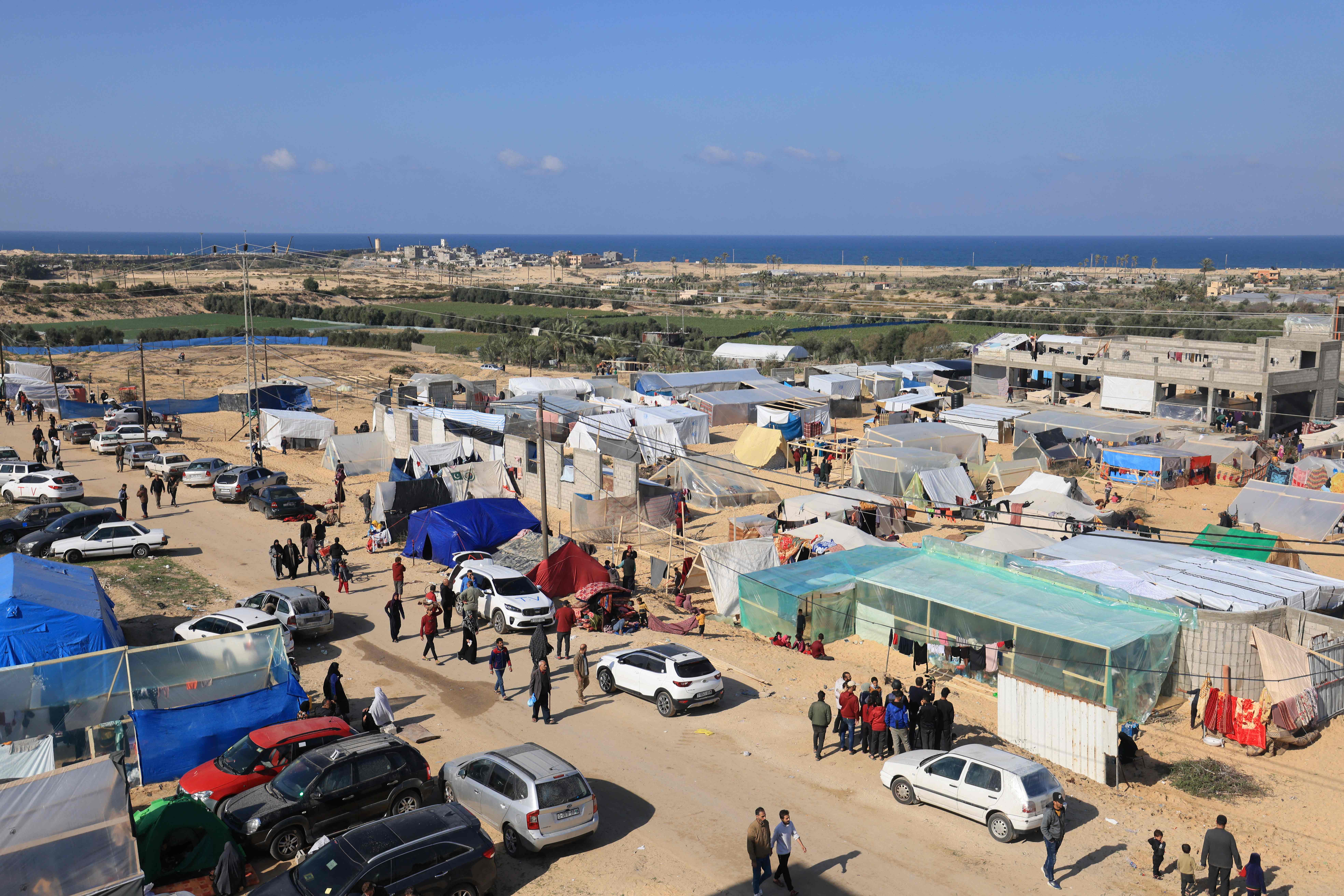 Warga Palestina Berbondong-bondong Cari Tempat Aman di Selatan Gaza