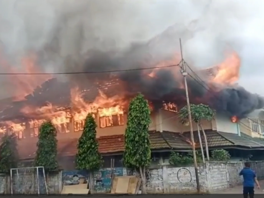 Kebakaran di gedung SMKN 3 Bengkulu.
