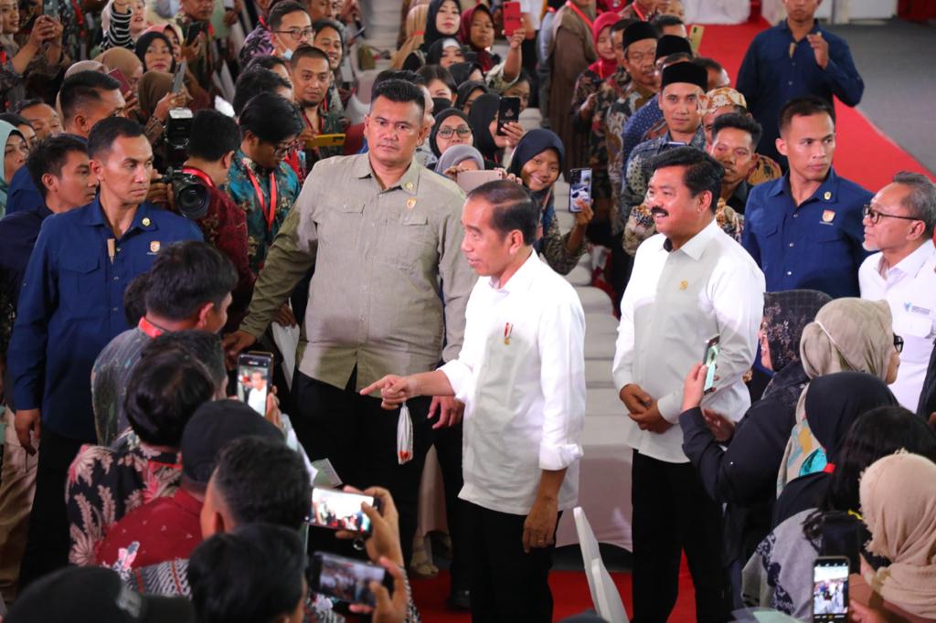 Presiden Joko Widodo didampingi Menteri ATR/BPN Hadi Tjahjanto menyerahkan 4.000 sertifikat tanah di GOR Delta Sidoarjo, Jatim