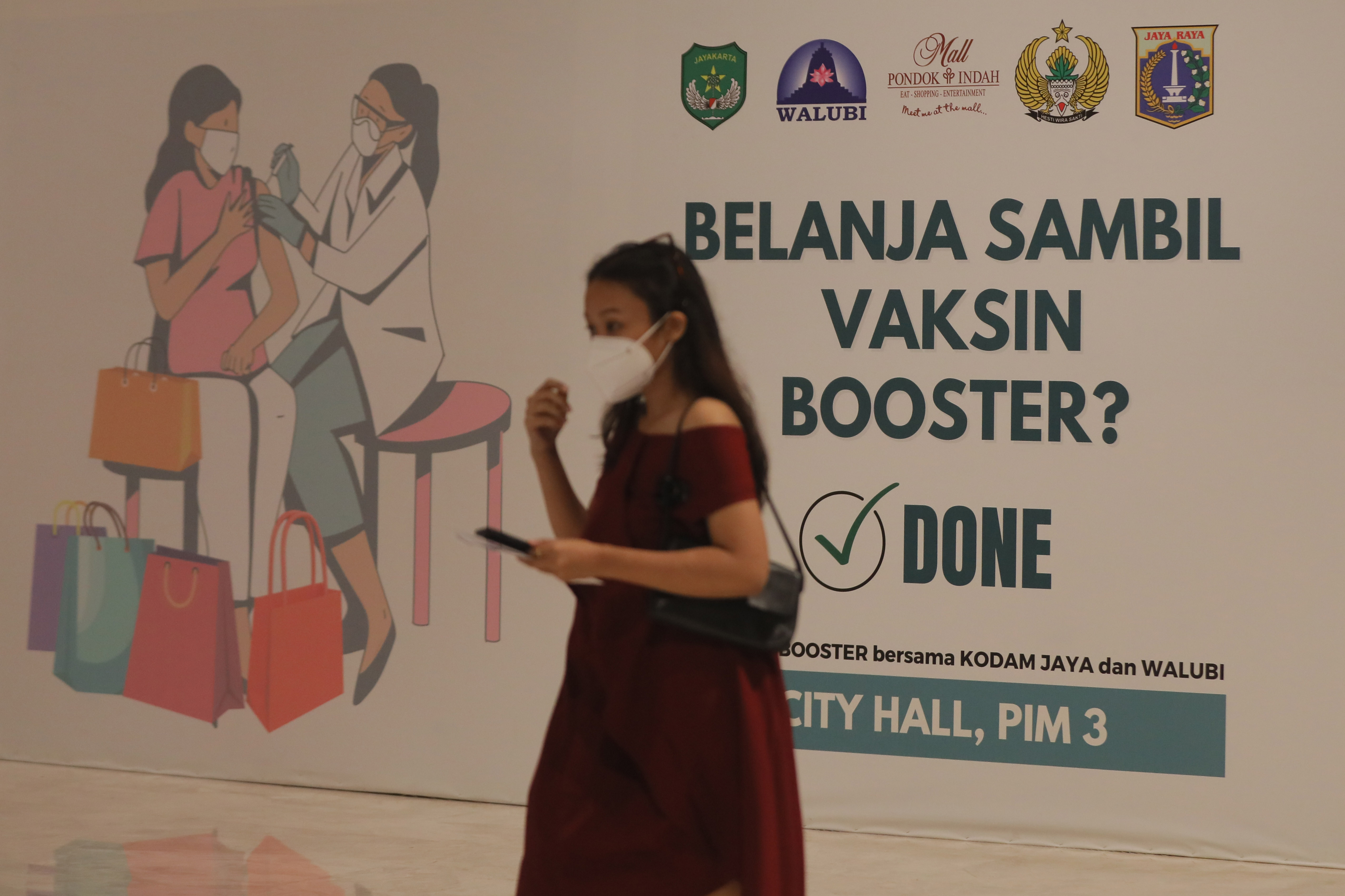 Warga hendak mengikuti vaksinasi lanjutan dosis ketiga (booster) AstraZeneca di PIM 3, Jakarta, Kamis (17/2/2022).