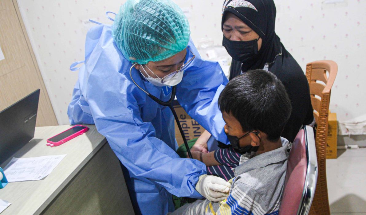 Ilustrasi: Dokter menangani pasien yang terdampak polusi udara