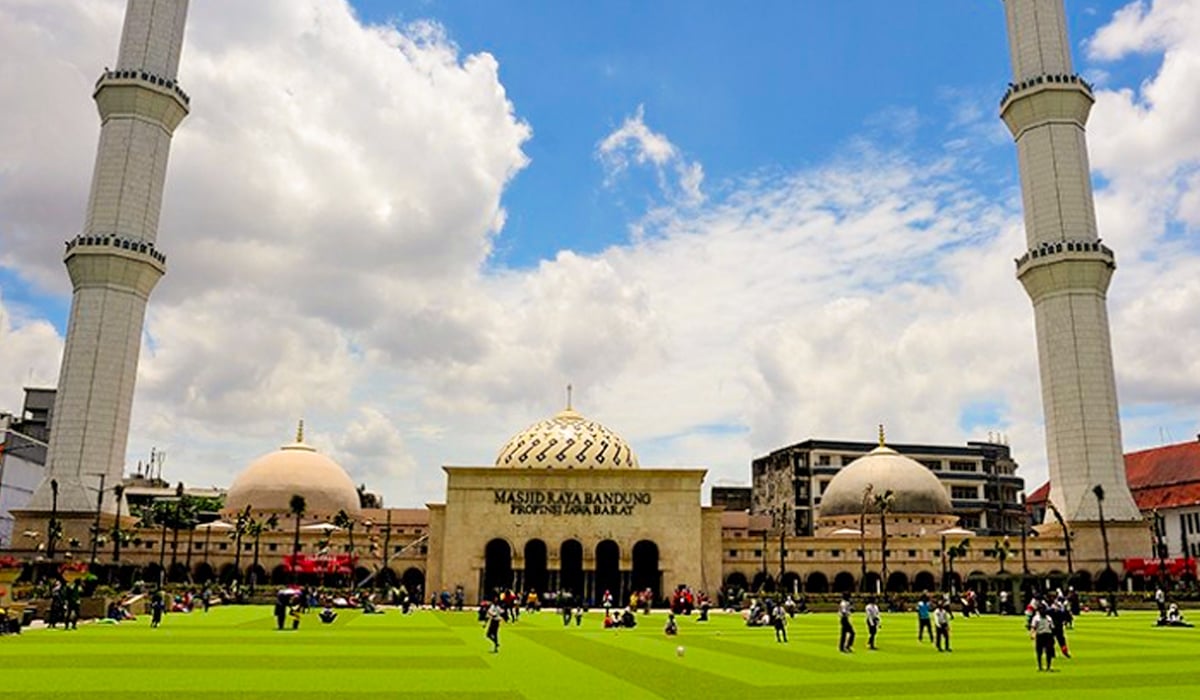Masjid Raya di Alun-alun Bandung