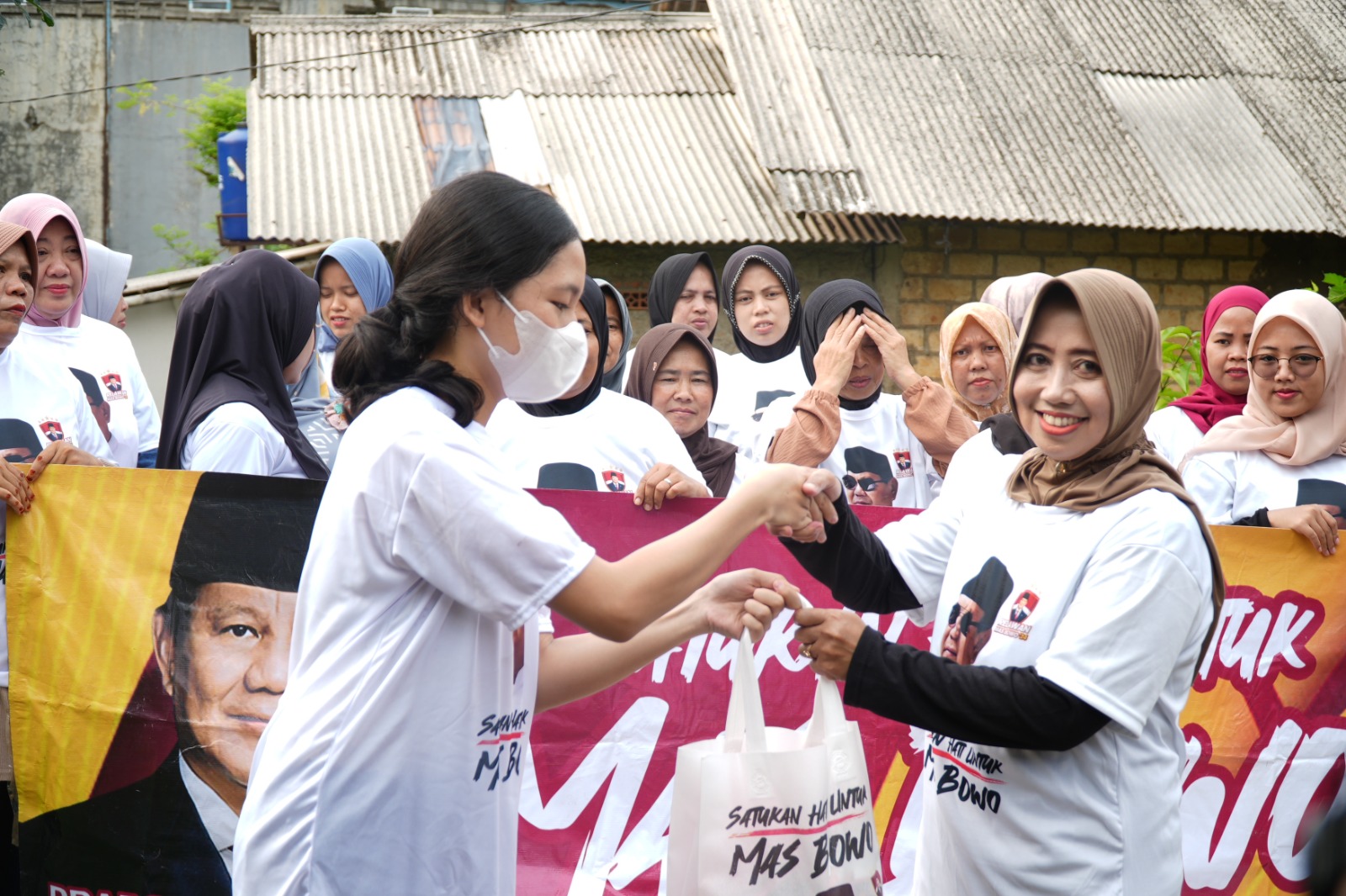 Relawan Mas Bowo membagikan sembako kepada warga di Kabupaten Bogor, Jawa Barat.