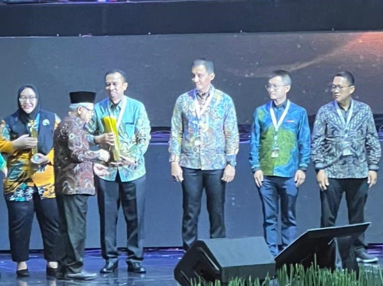 Penghargaan diberikan langsung Wakil Presiden Maruf Amin disaksikan Menteri Ketenagakerjaan Ida Fauziyah kepada perwakilan Alfamidi.