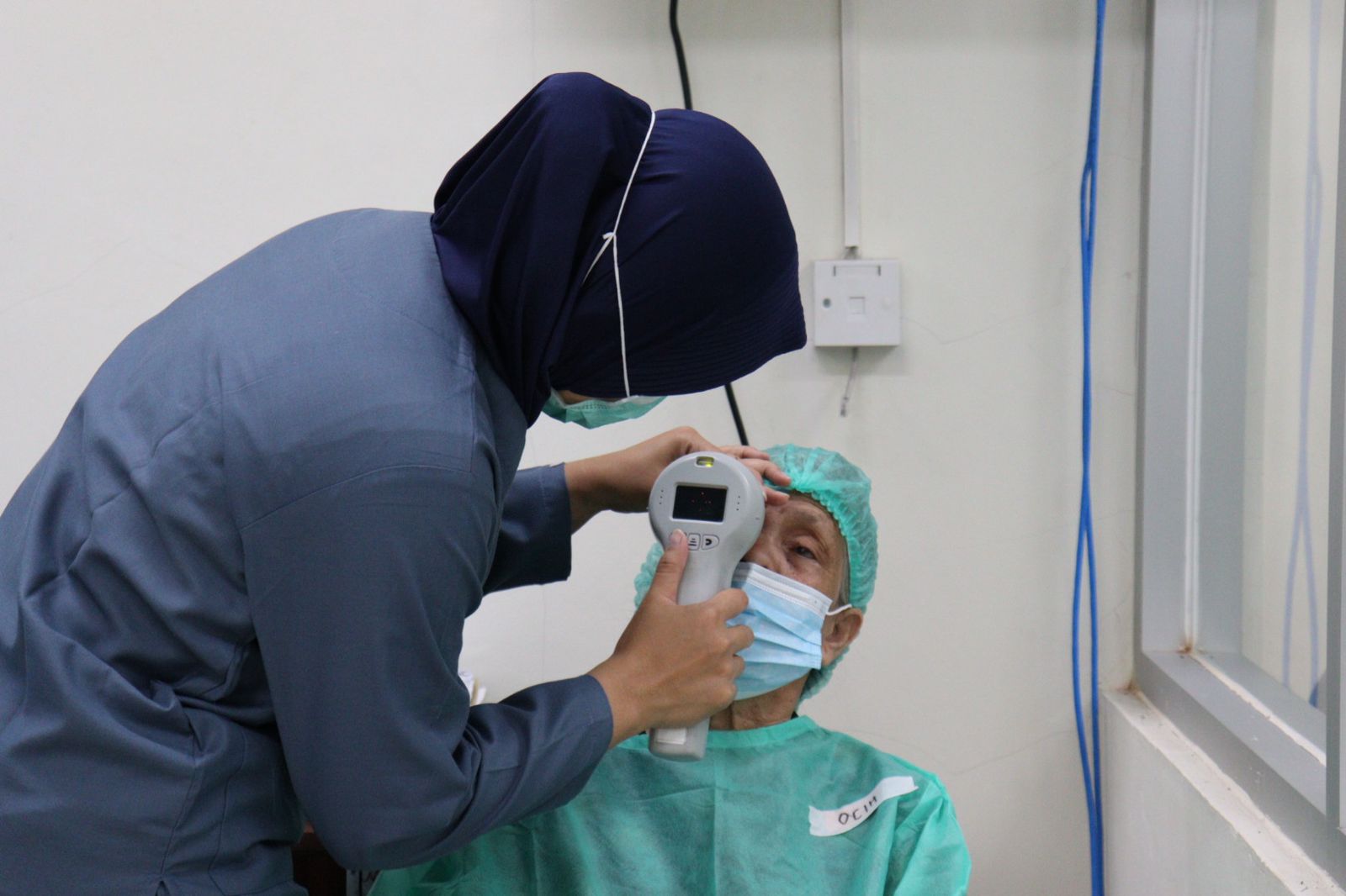 Kemensos melalui BBPPKS menggelar operasi katarak bersamaan dengan peringatan HDI dan HKSN 2023.