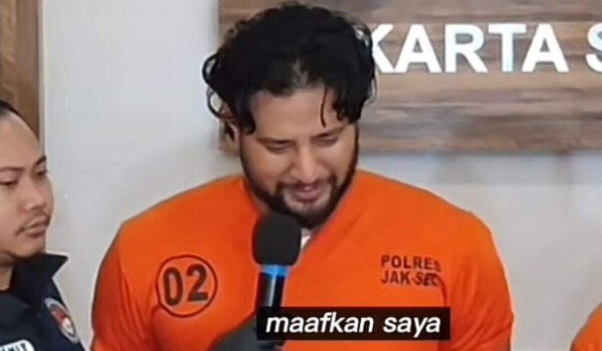 Aktor Ammar Zoni, dalam jumpa pers setelah kembali tertangkap karena penyalahgunaan narkoba.