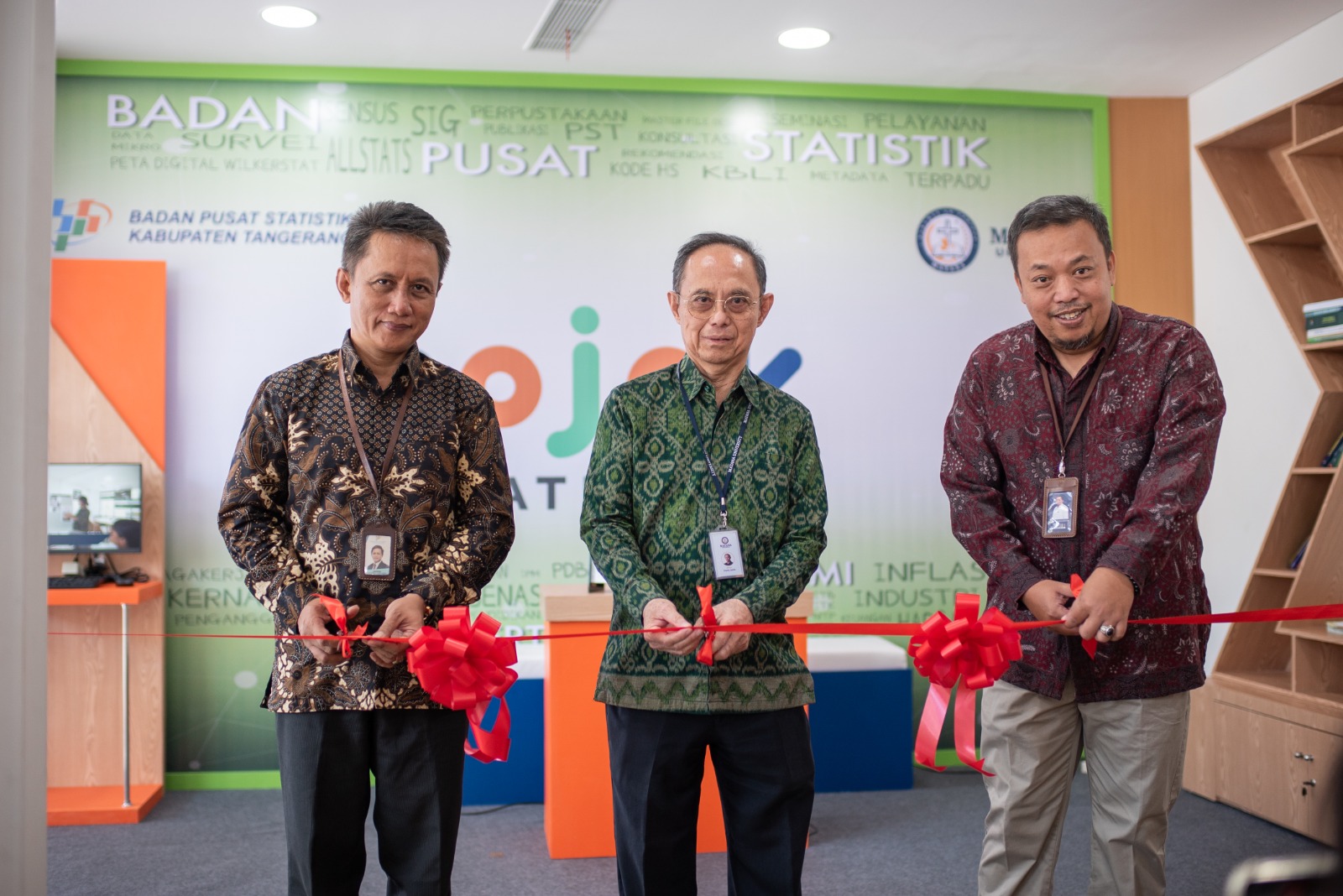 Rektor Universitas Manata, Franky Jamin (tengah) bersama pranata komputer BPS Kabupaten Tangerang meresmikan Pojok Statistik 