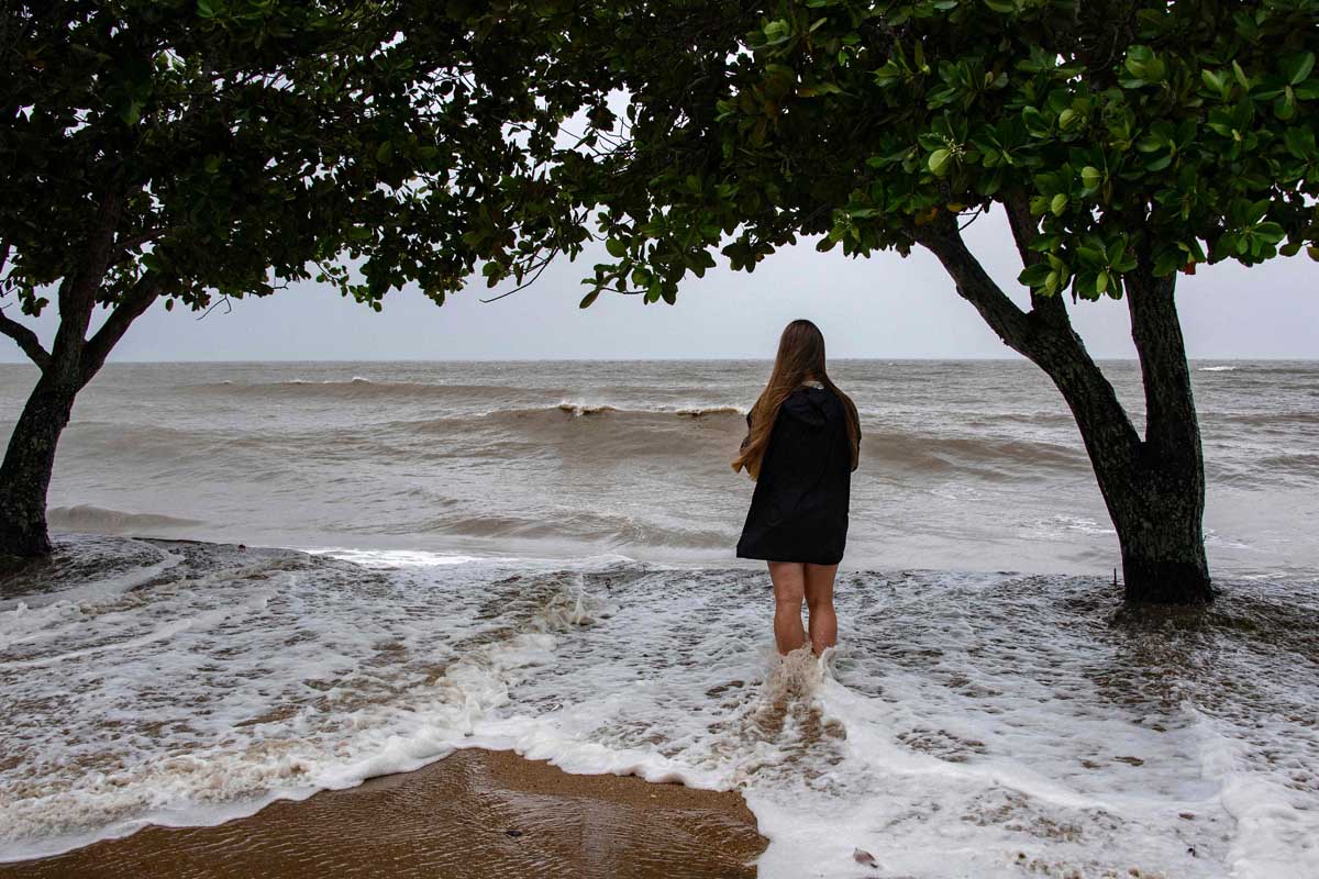 Badai petir dan angin kencang melanda pantai timur Australia, menyebabkan tujuh orang tewas.