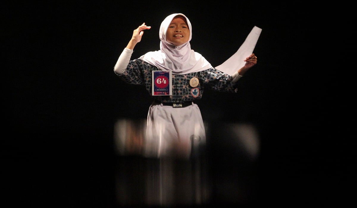 Ilustrasi--Seorang siswa sekolah dasar (SD) membaca puisi.