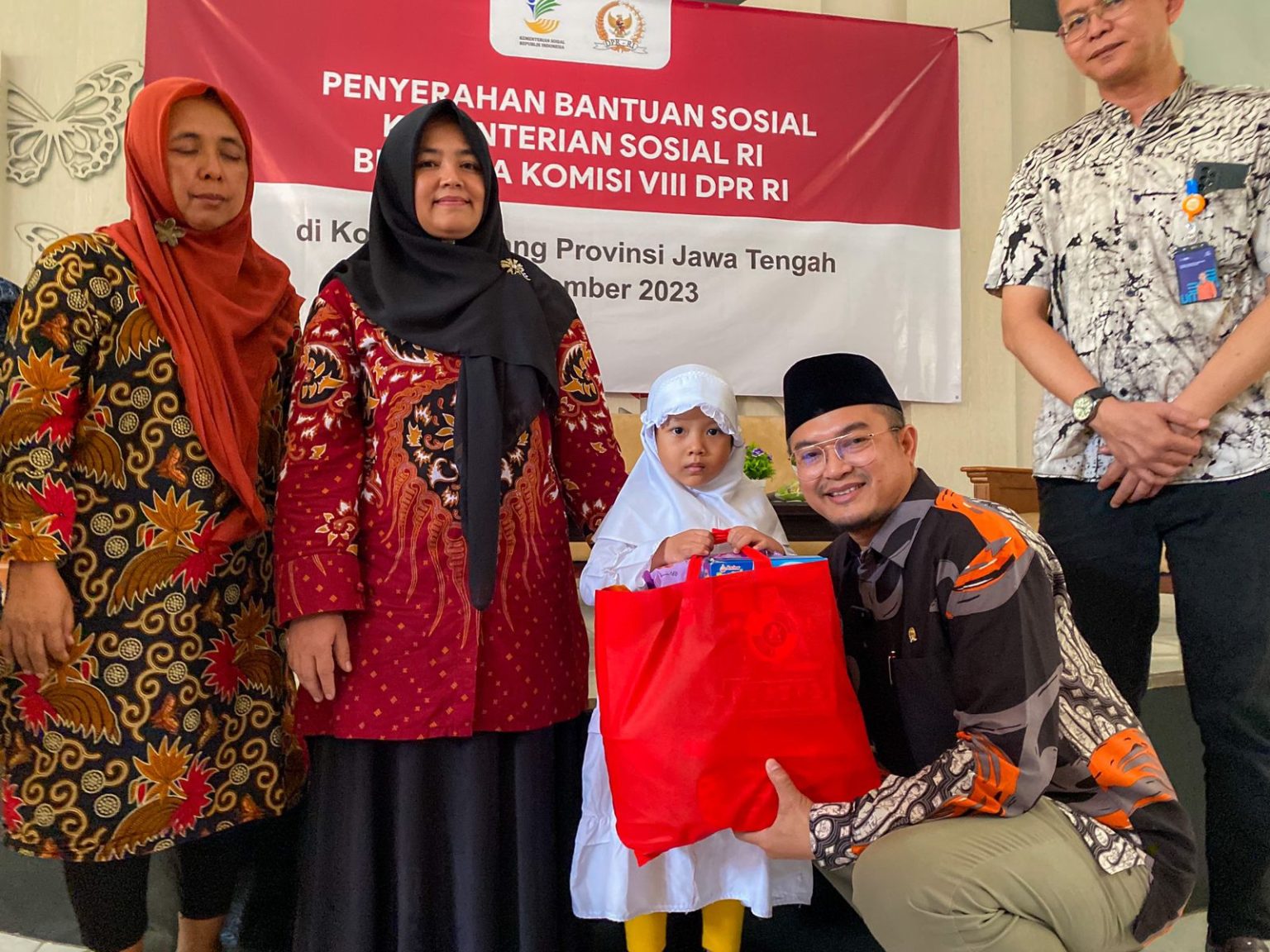 Bersama Kemensos, DPR Salurkan Bantuan Atensi Klaster Disabilitas di Semarang