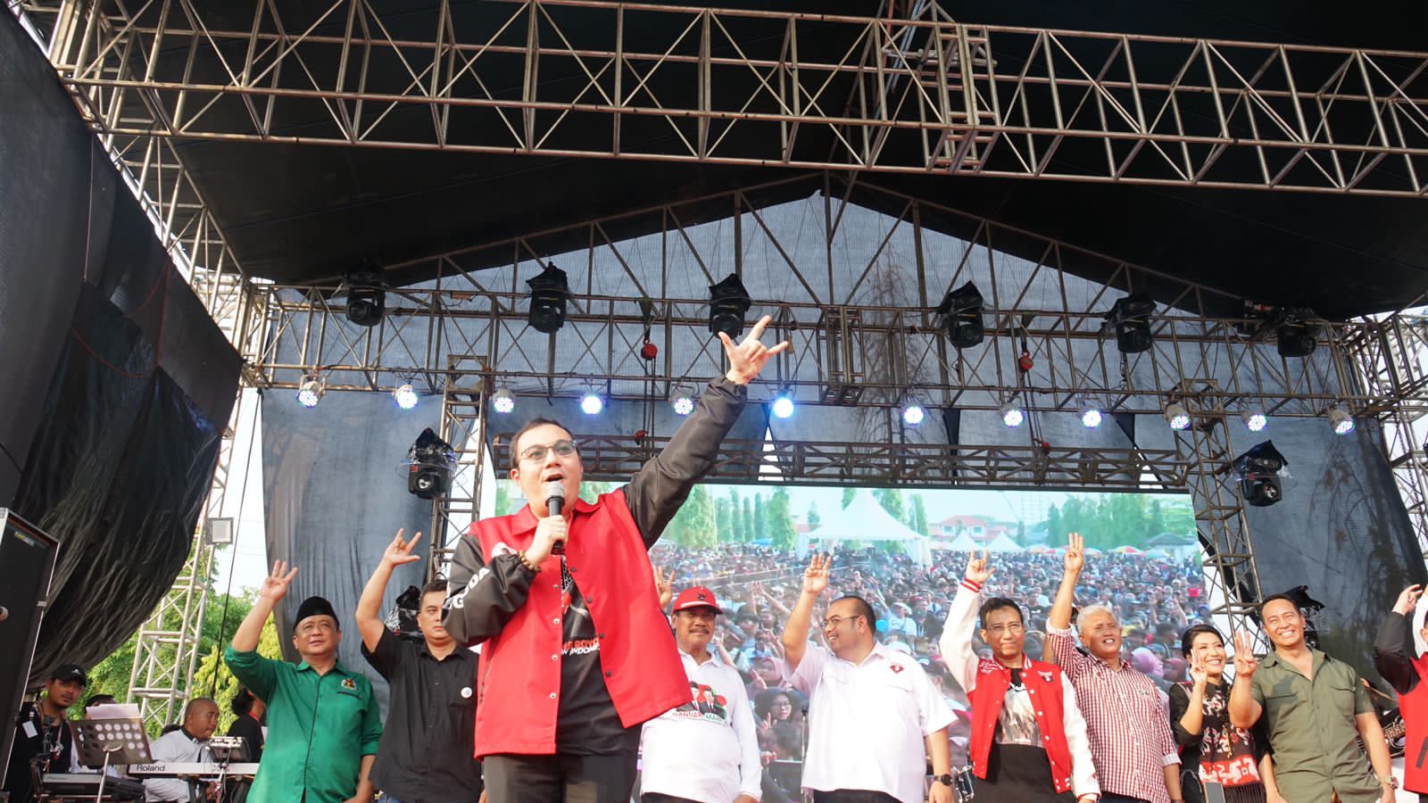 Pesta Rakyat Ganjar Mahfud #20 yang digelar Sahabat Ganjar di Stadion Kebondalem, Kendal, Jawa Tengah (Jateng) pada Selasa (26/12).