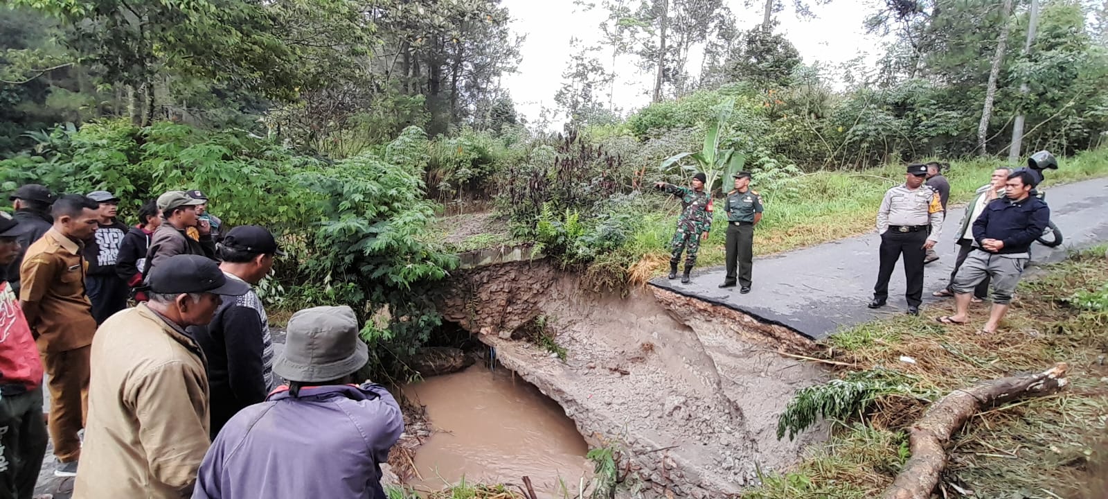 Jalan menunu Salibkasi tepatnya Kecamatan Siatasbaruta terrutup tanah longsor.