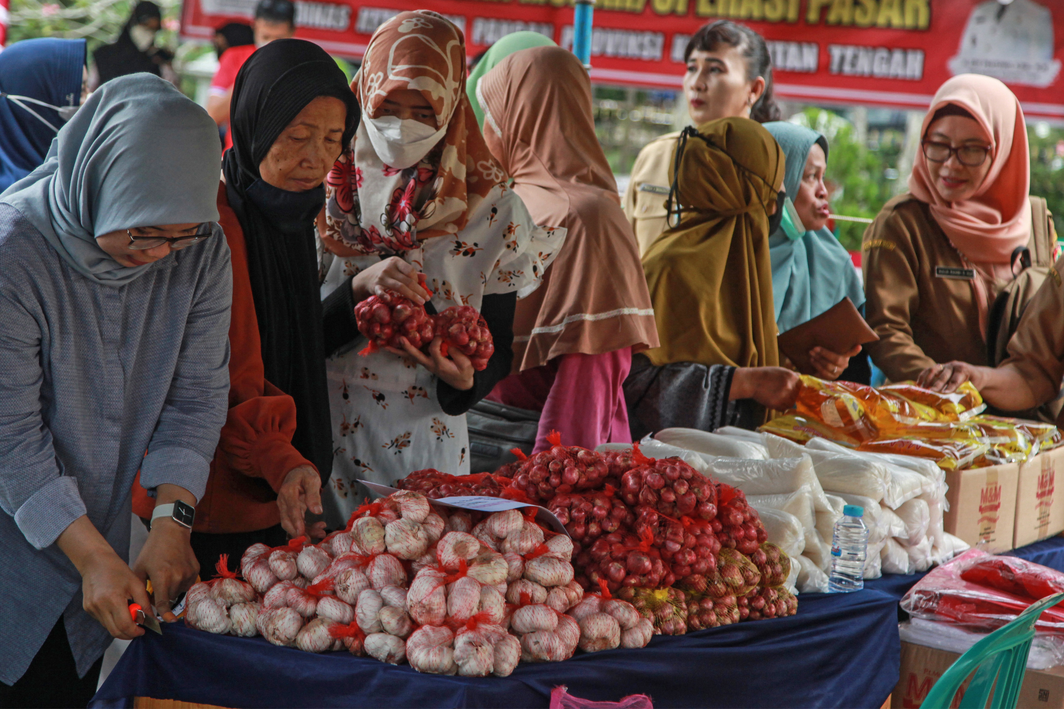 Pengunjung membeli sejumlah kebutuhan pokok di pasar murah di Palangka Raya, Kalimantan Tengah, Senin (19/9/2022).