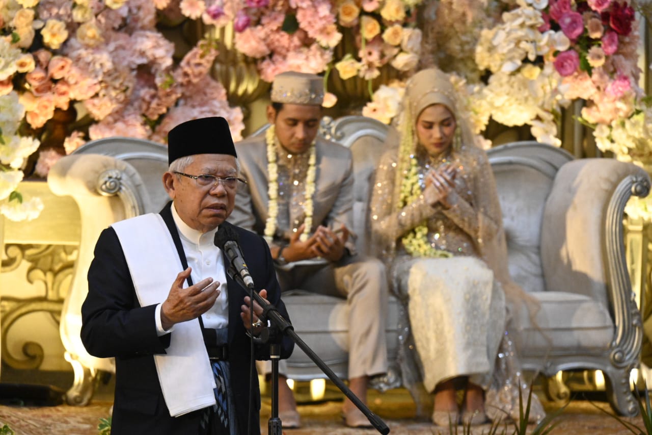 Wapres memberikan nasihat kepada kedua mempelai yang merupakan pengantin baru untuk meluruskan niat. 