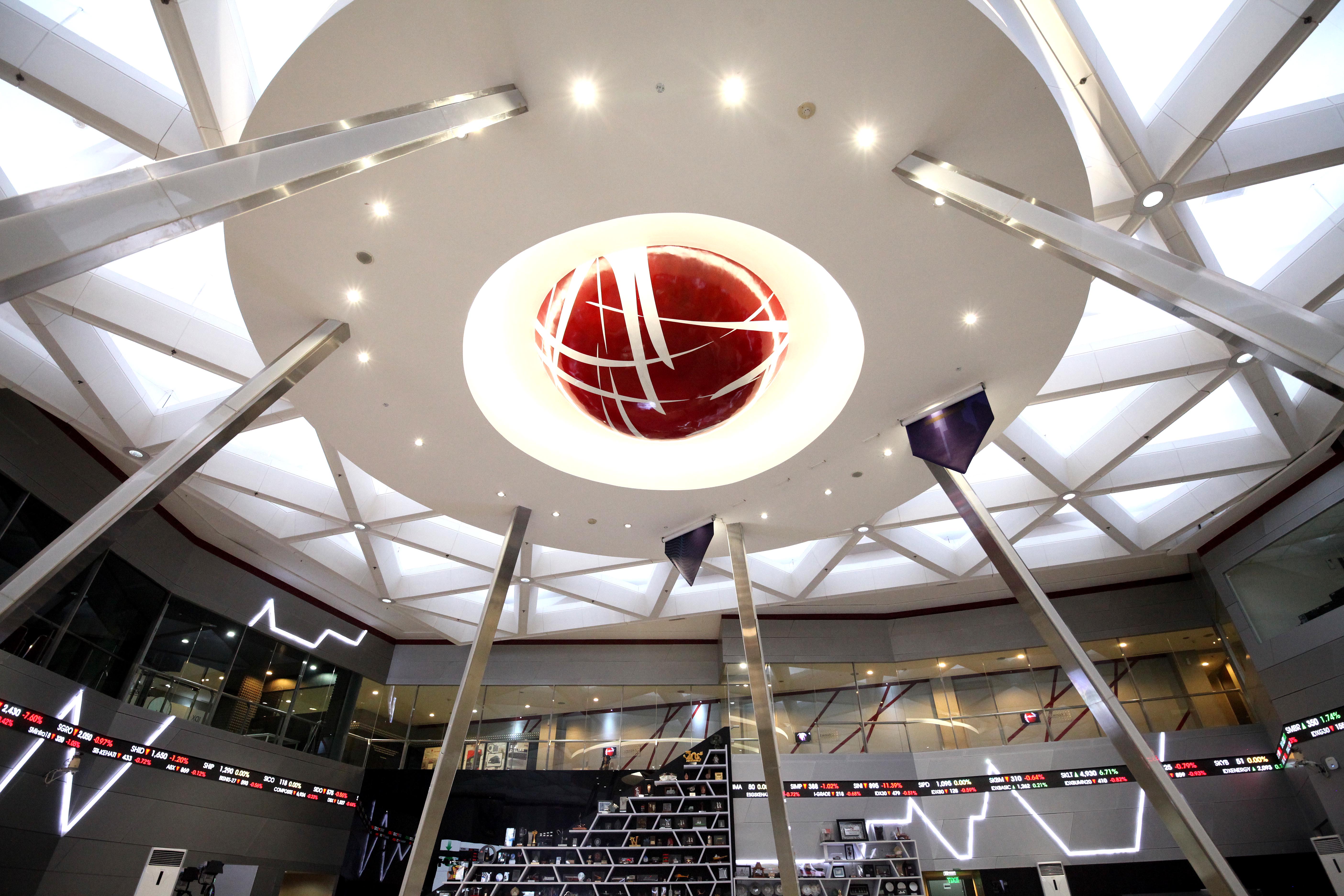 Papan-papan elektronik berisi data pergerakan bursa saham yang melemah di Bursa Efek Indonesia (BEI), Jakarta, Rabu (18/10).